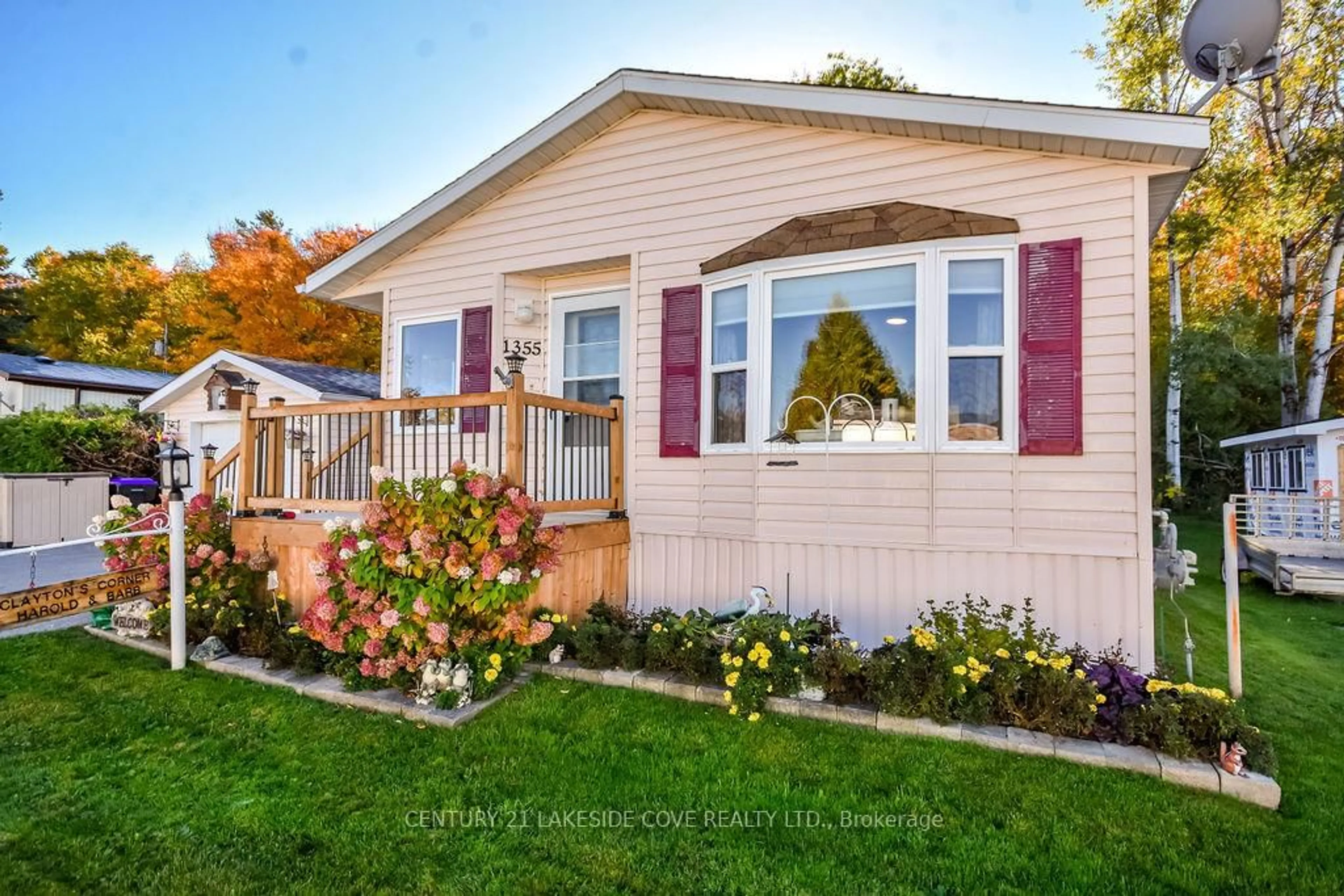 Home with vinyl exterior material, street for 1355 Hilltop Rd, Severn Ontario L3V 0V7