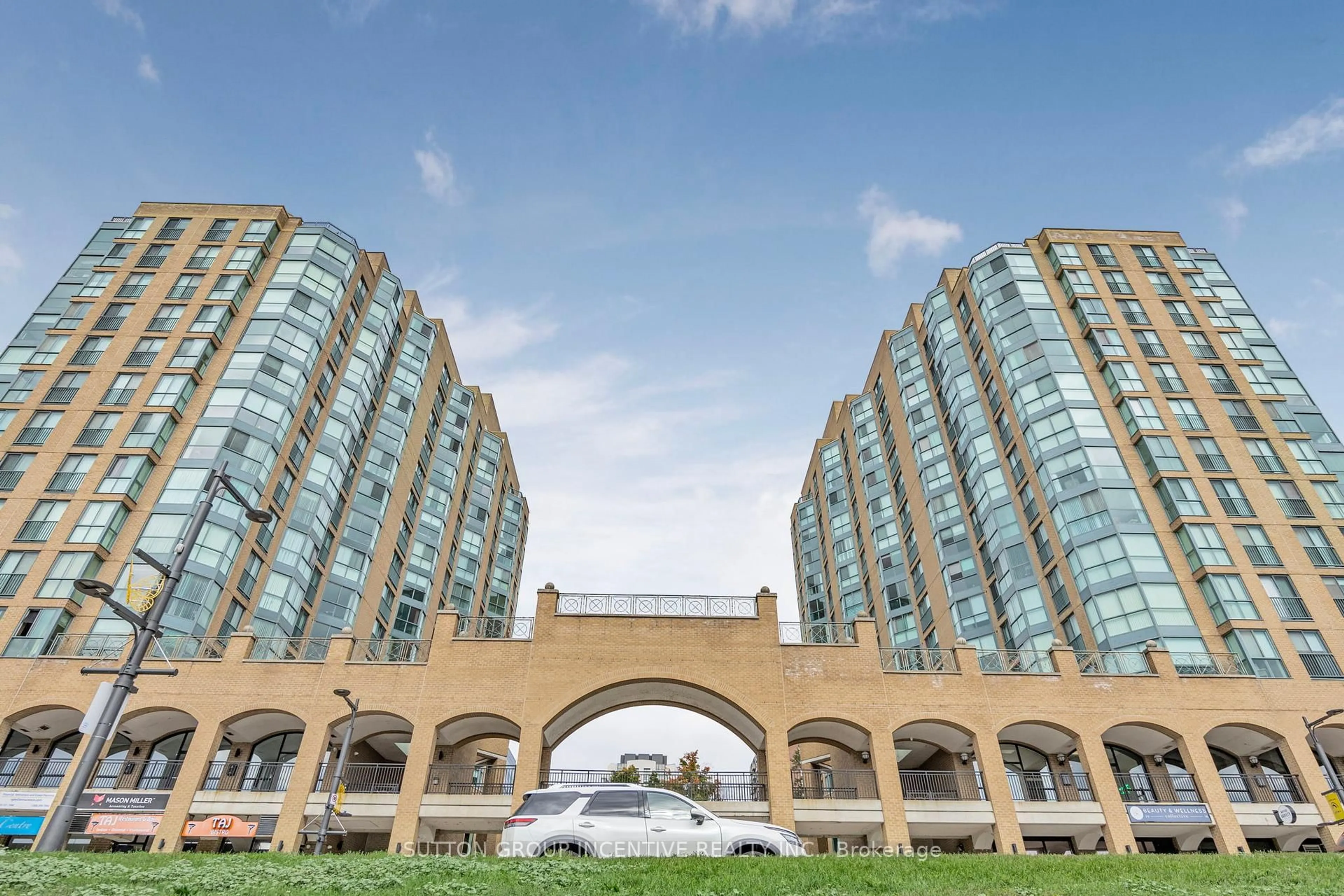 Indoor foyer for 150 DUNLOP St #908, Barrie Ontario L4M 6H1