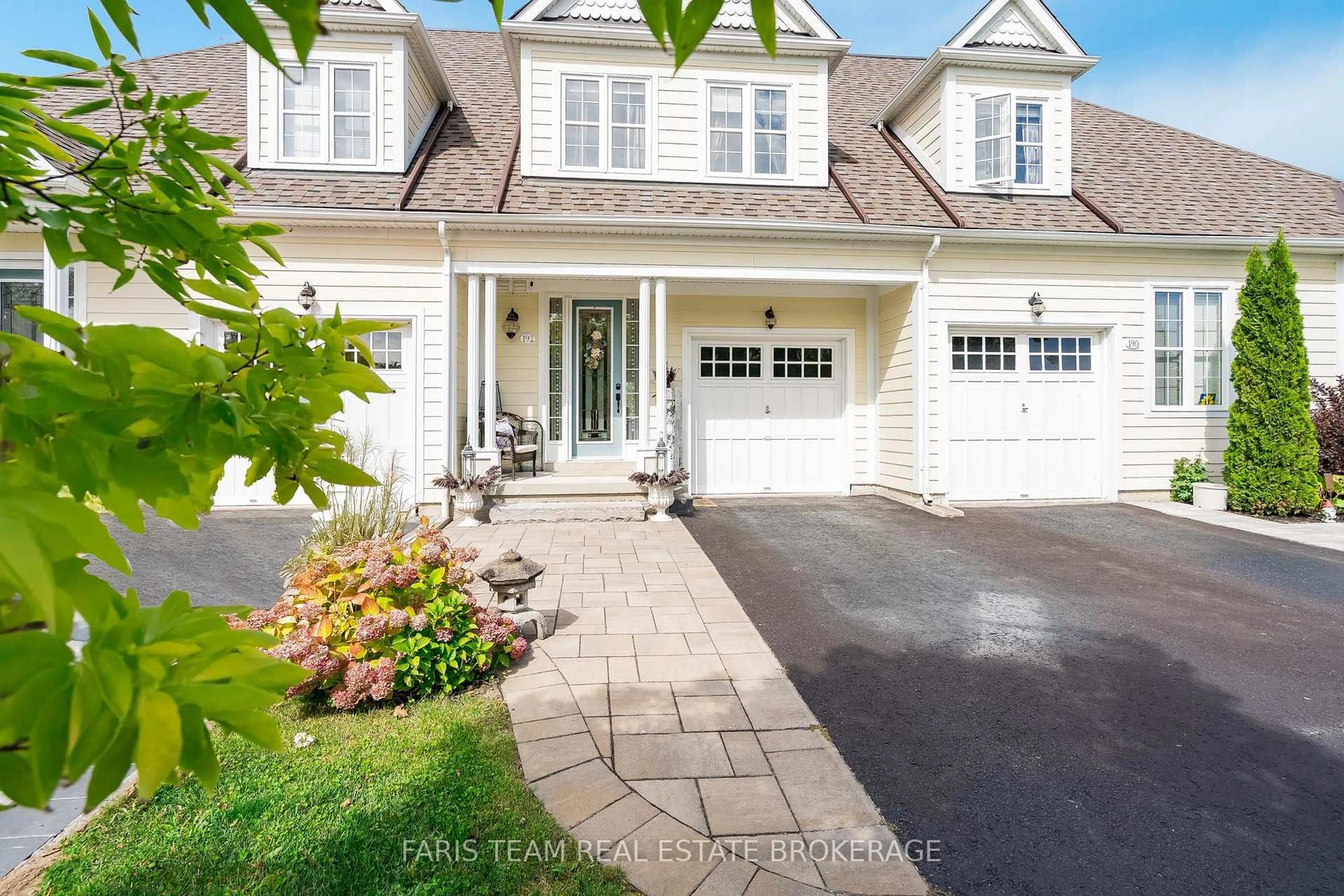 Home with vinyl exterior material, street for 192 Wycliffe Cove, Tay Ontario L0K 2A0