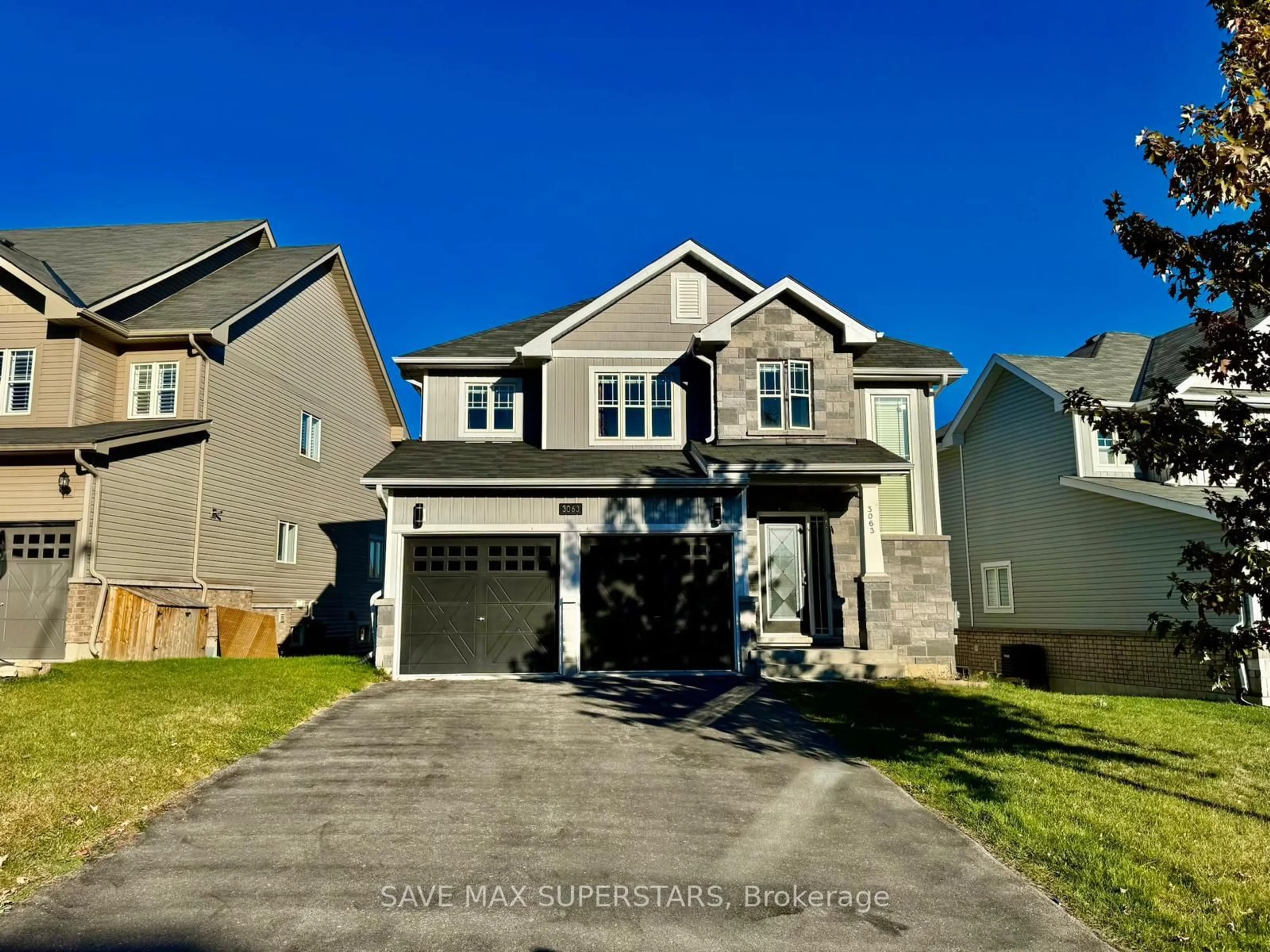 Home with vinyl exterior material, street for 3063 Emperor Dr, Orillia Ontario L3V 0G4