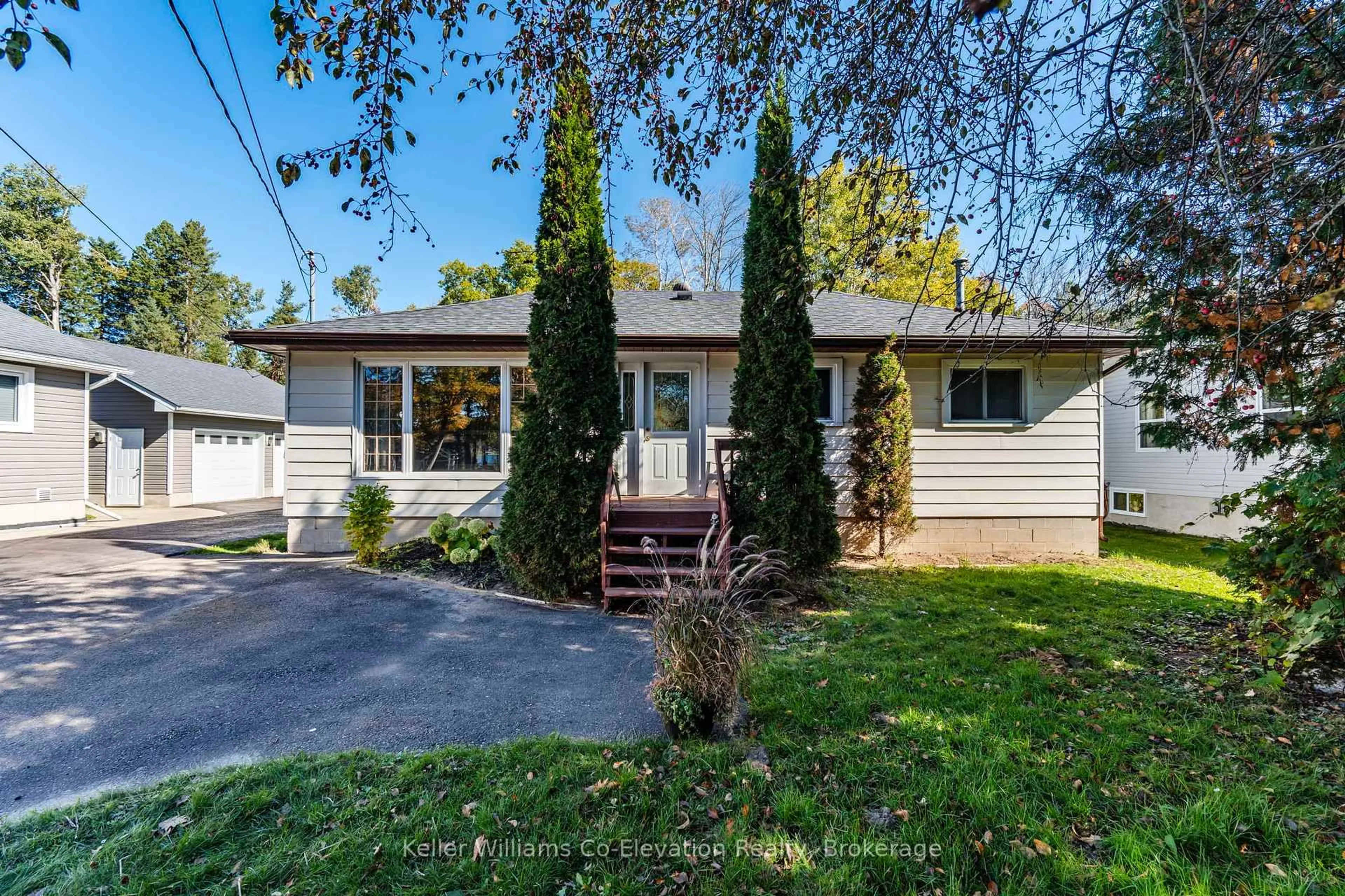 Home with vinyl exterior material, street for 241 Fox St, Penetanguishene Ontario L9M 1E9