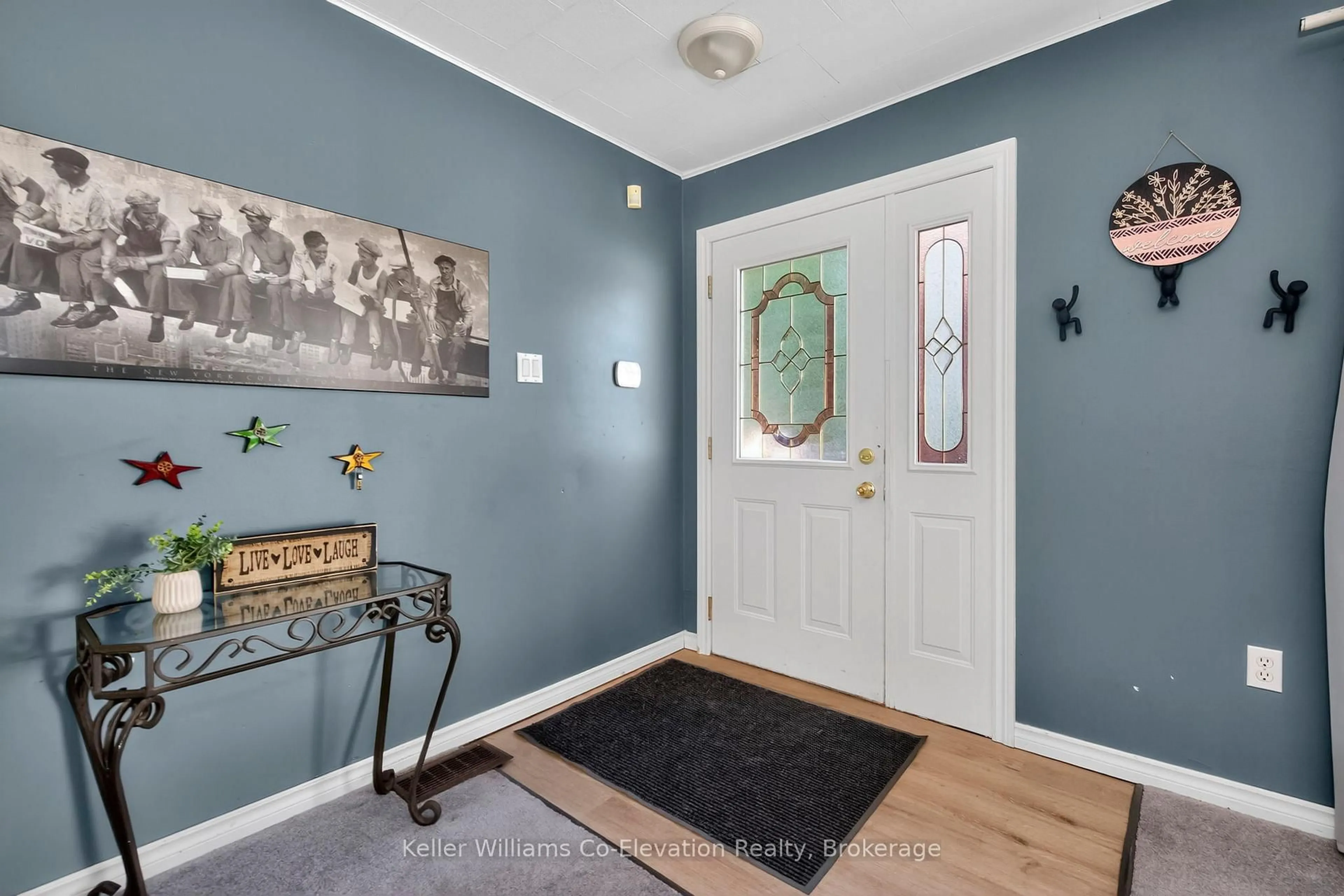 Indoor entryway for 241 Fox St, Penetanguishene Ontario L9M 1E9