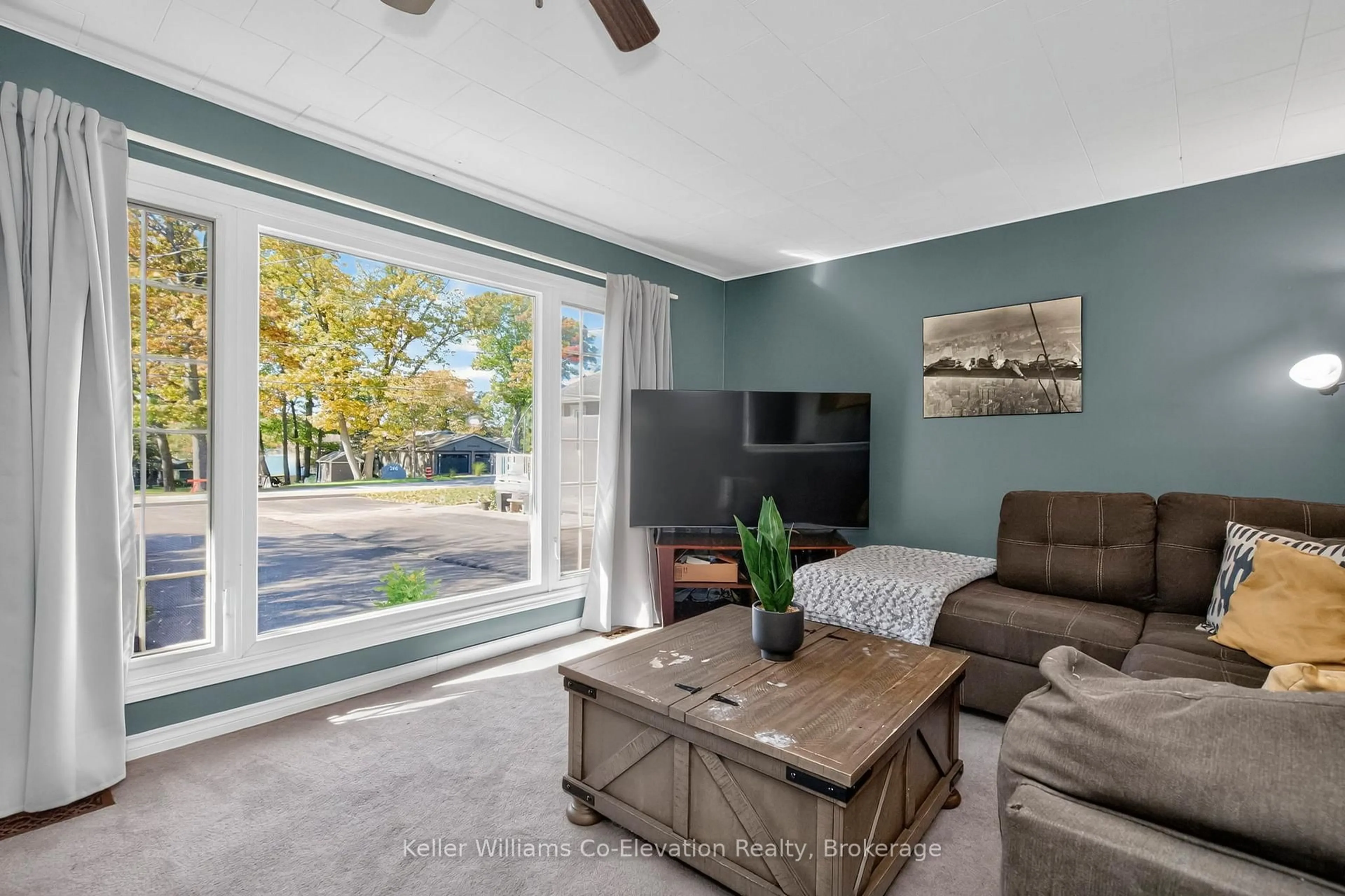 Living room with furniture, unknown for 241 Fox St, Penetanguishene Ontario L9M 1E9