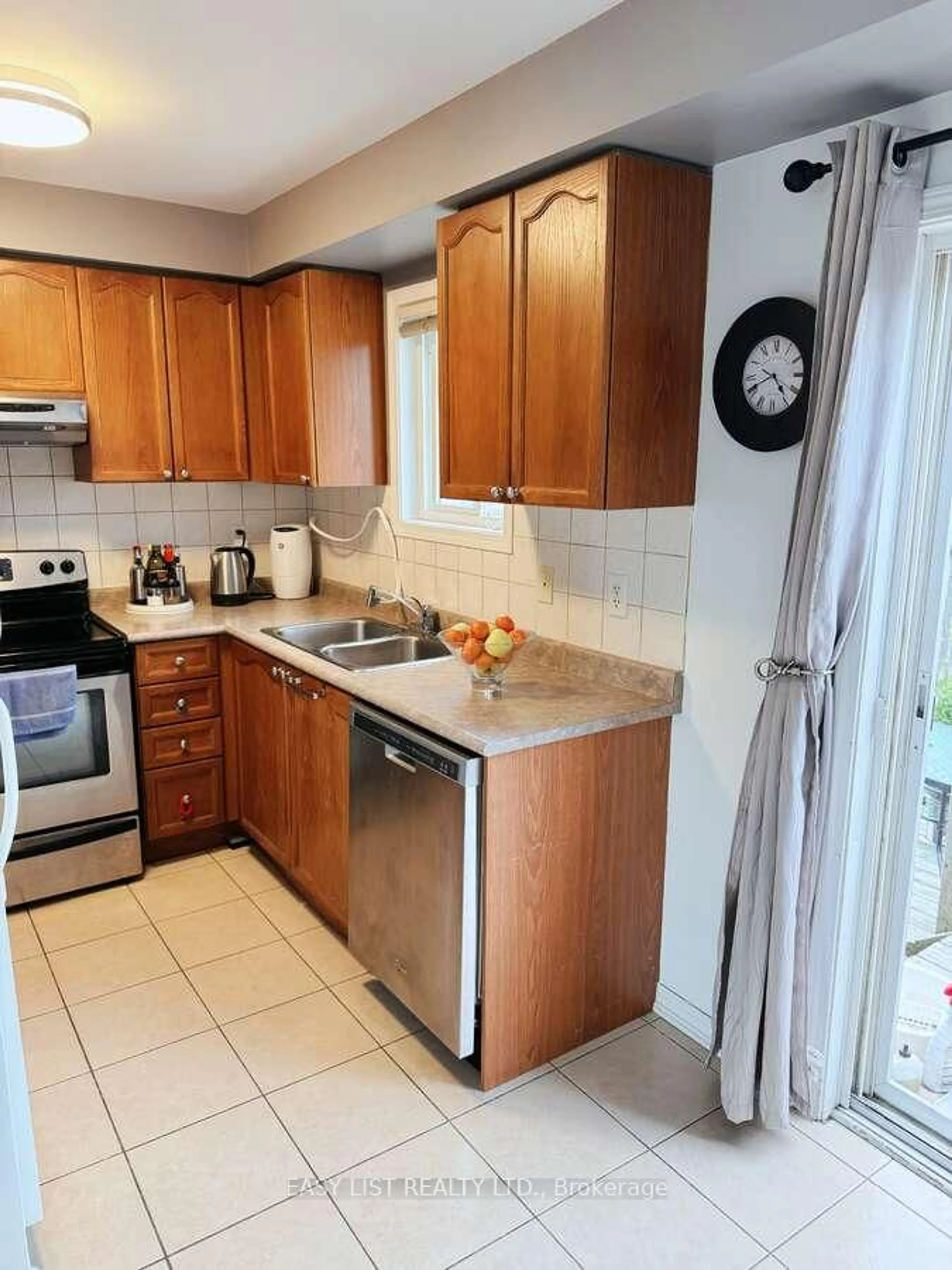 Standard kitchen, unknown for 35 Ridwell St, Barrie Ontario L4N 0W8