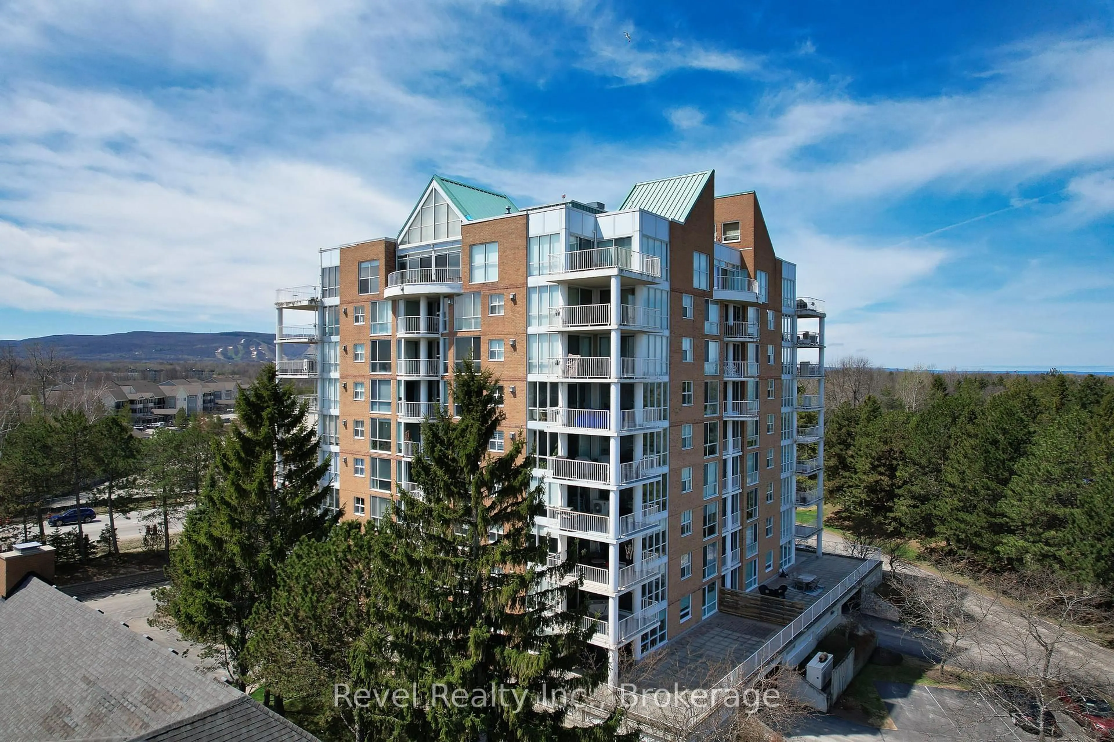 A pic from outside/outdoor area/front of a property/back of a property/a pic from drone, city buildings view from balcony for 24 Ramblings Way #305, Collingwood Ontario L9Y 5S7