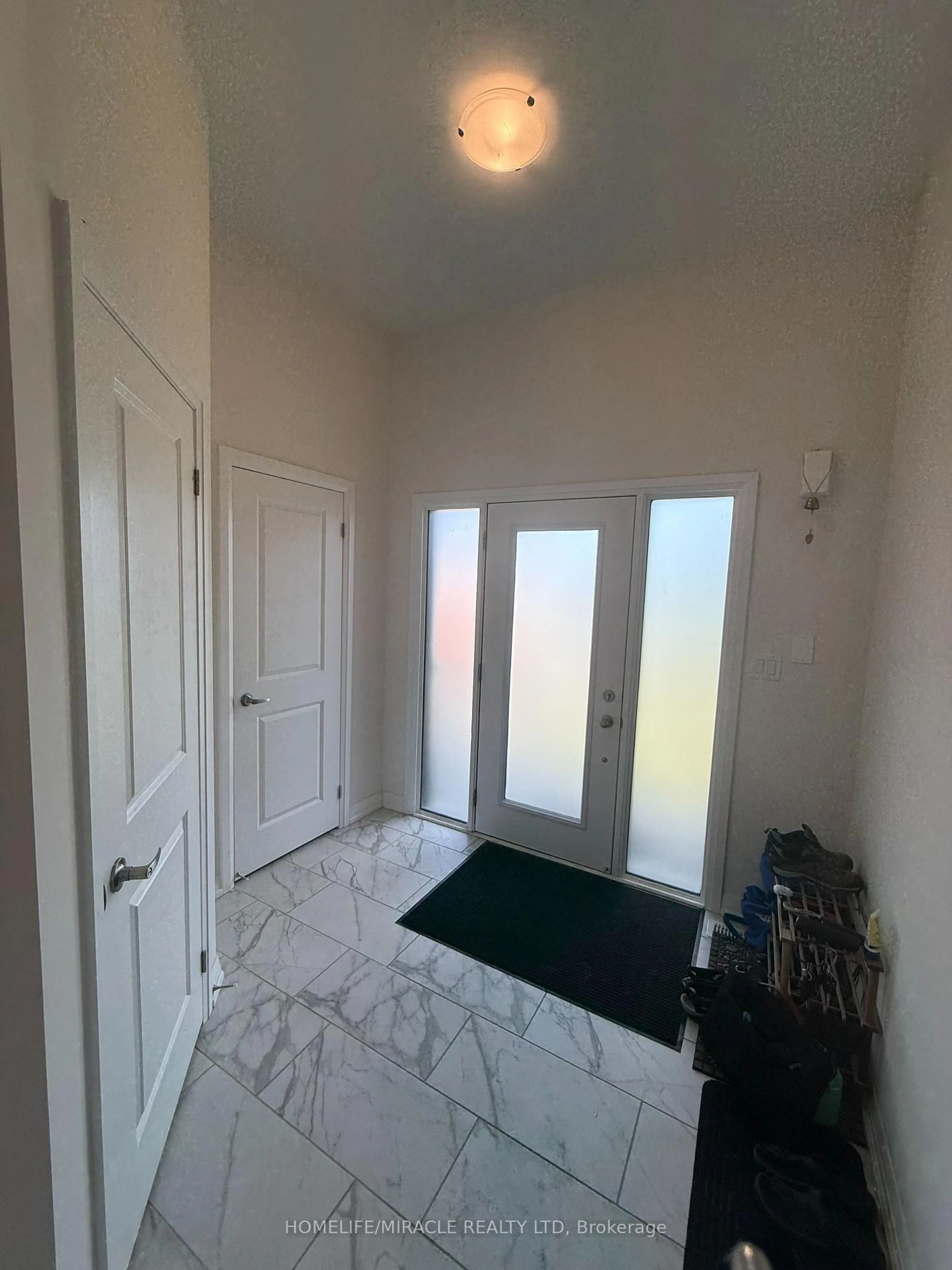 Indoor entryway for 3 Federica Cres, Wasaga Beach Ontario L9Z 0N5