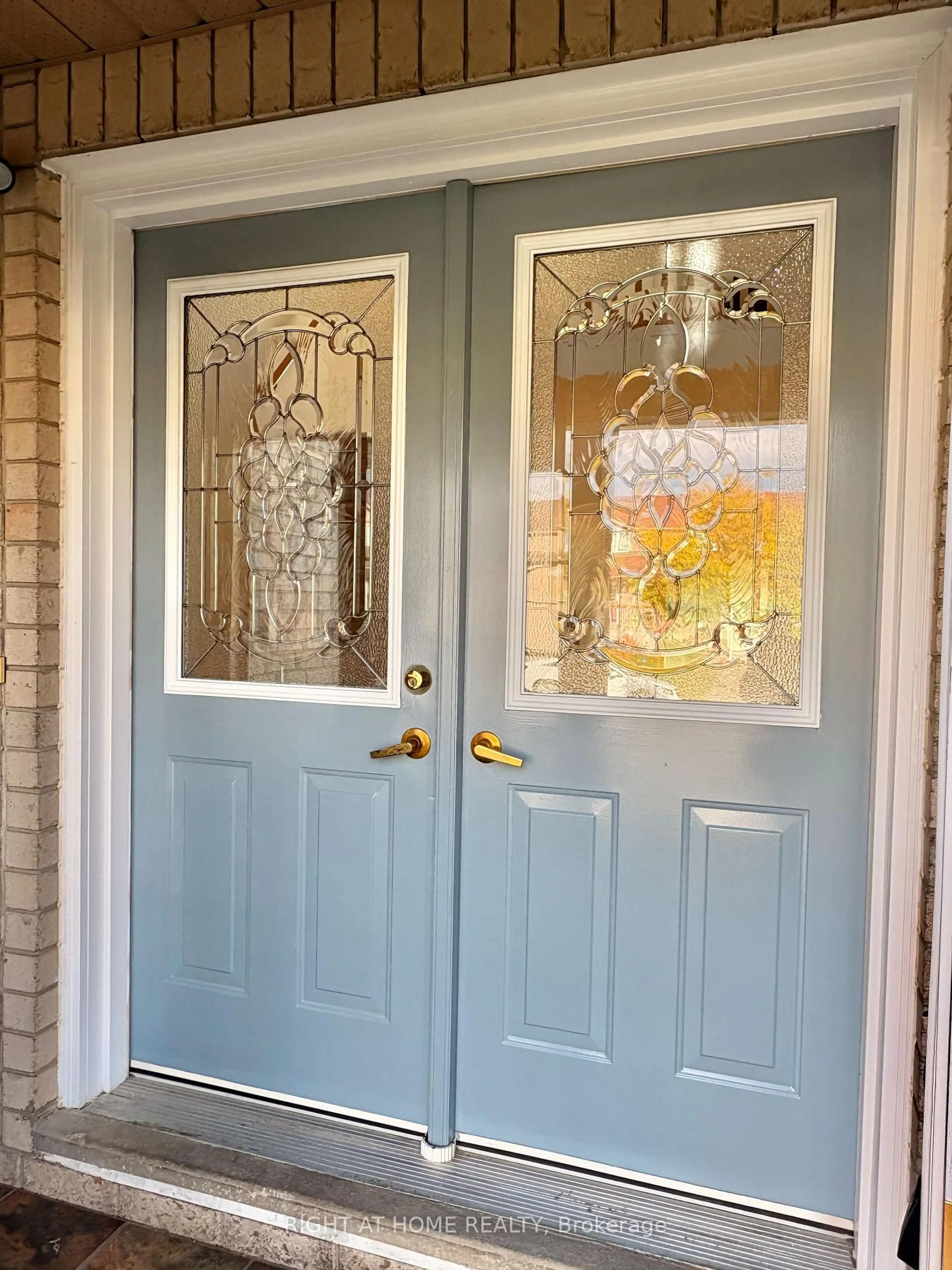 Indoor entryway for 33 Raymond Cres, Barrie Ontario L4N 0X6