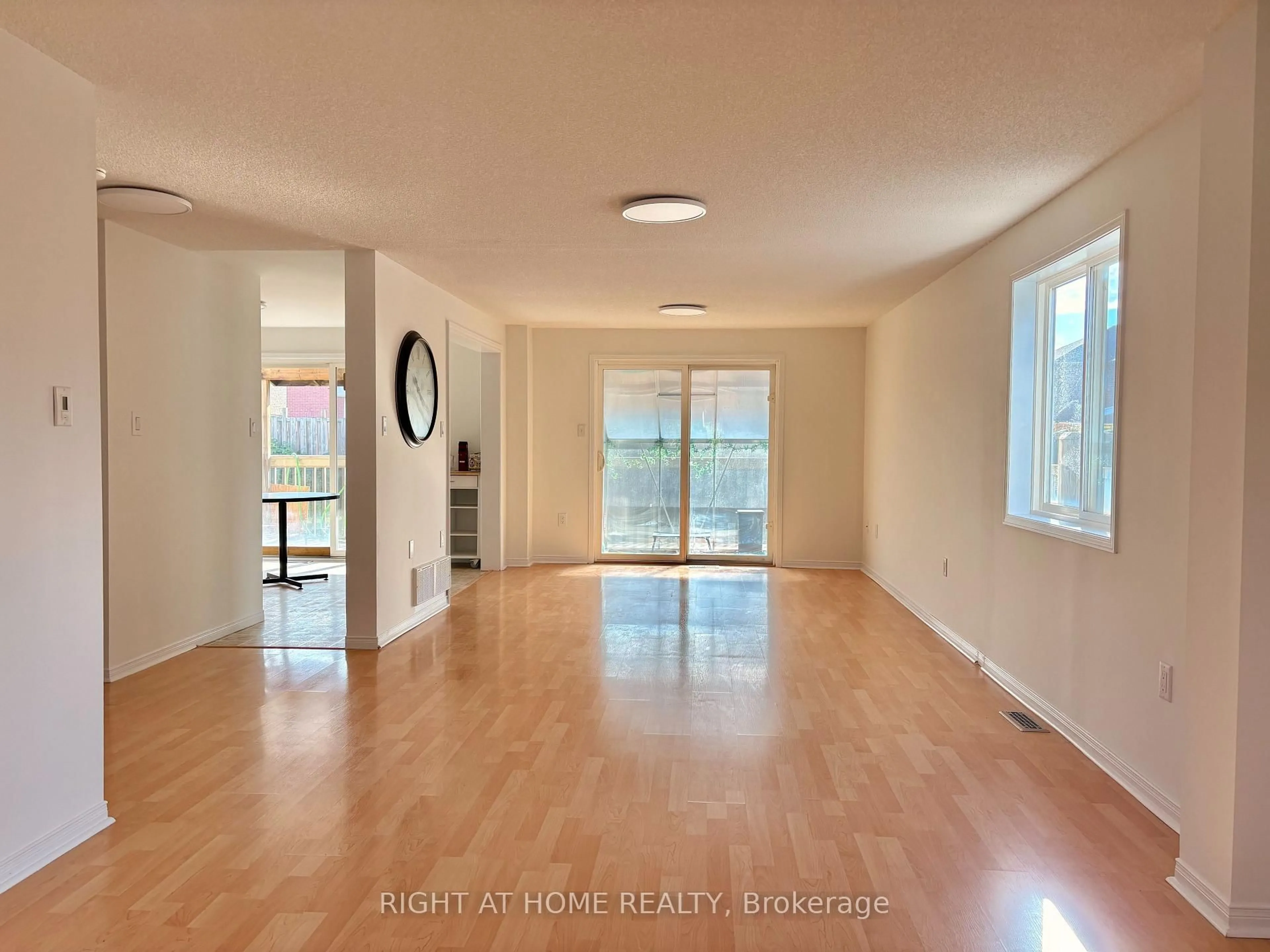 Unknown for 33 Raymond Cres, Barrie Ontario L4N 0X6