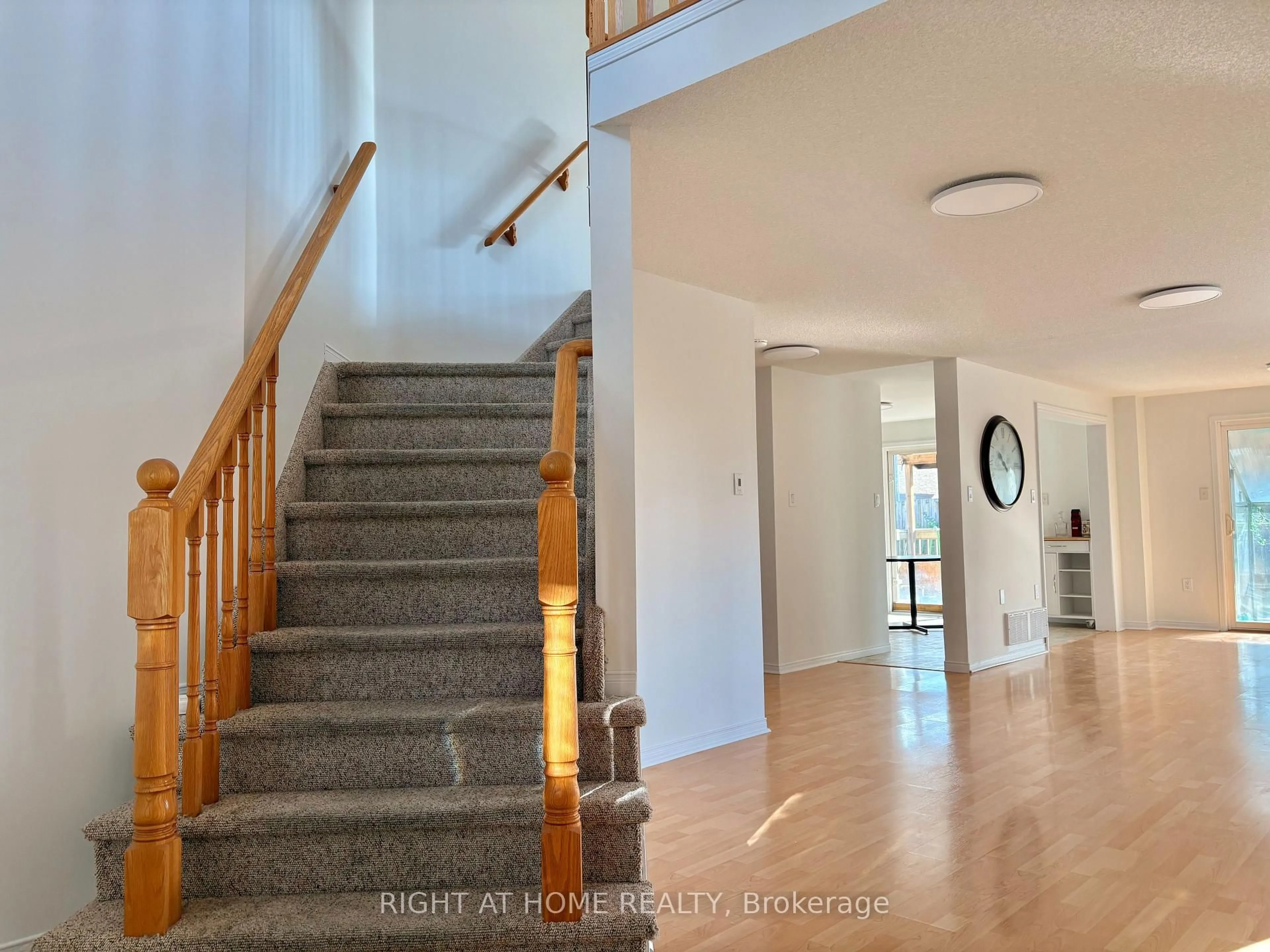 Indoor foyer for 33 Raymond Cres, Barrie Ontario L4N 0X6