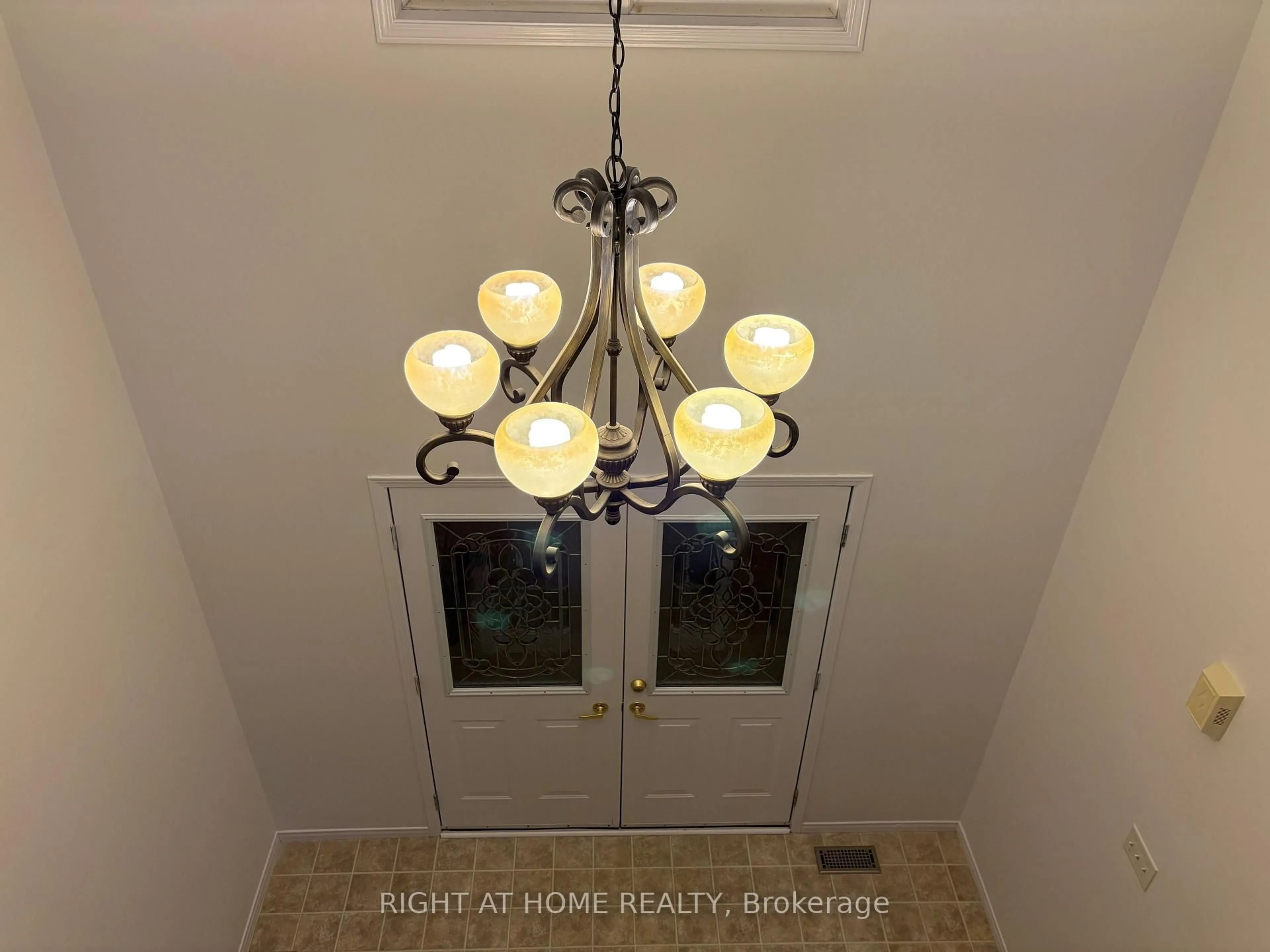 Indoor entryway for 33 Raymond Cres, Barrie Ontario L4N 0X6