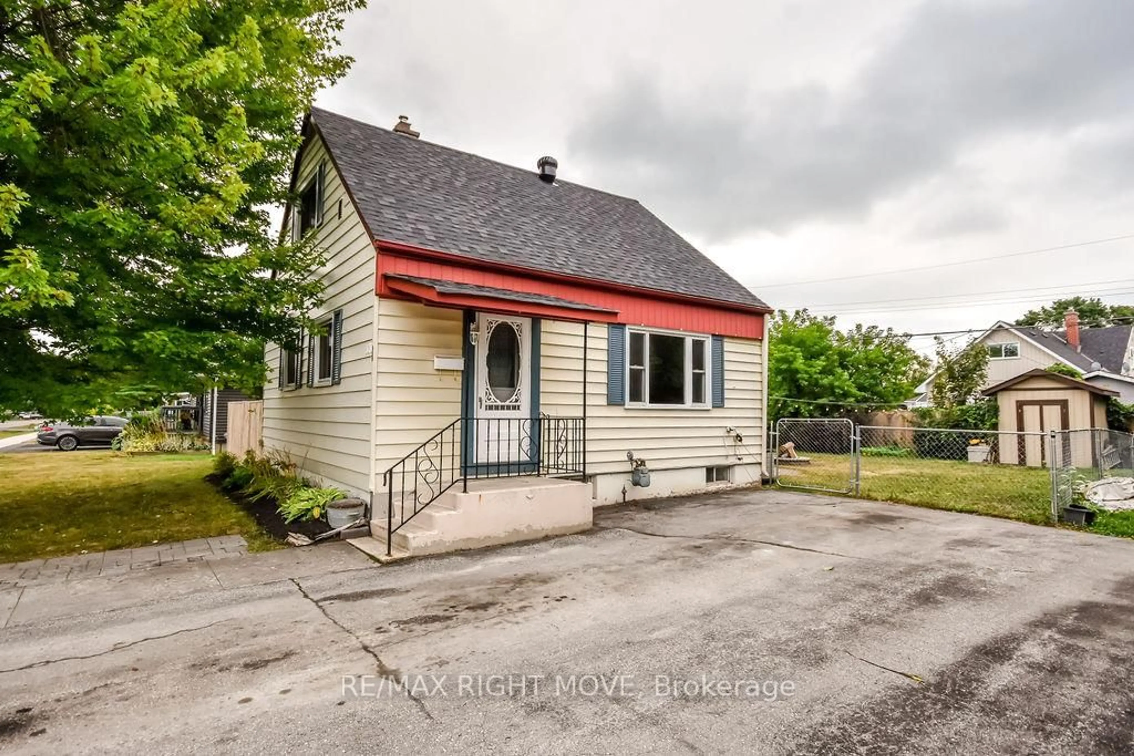 A pic from outside/outdoor area/front of a property/back of a property/a pic from drone, street for 320 HILDA St, Orillia Ontario L3V 1J3