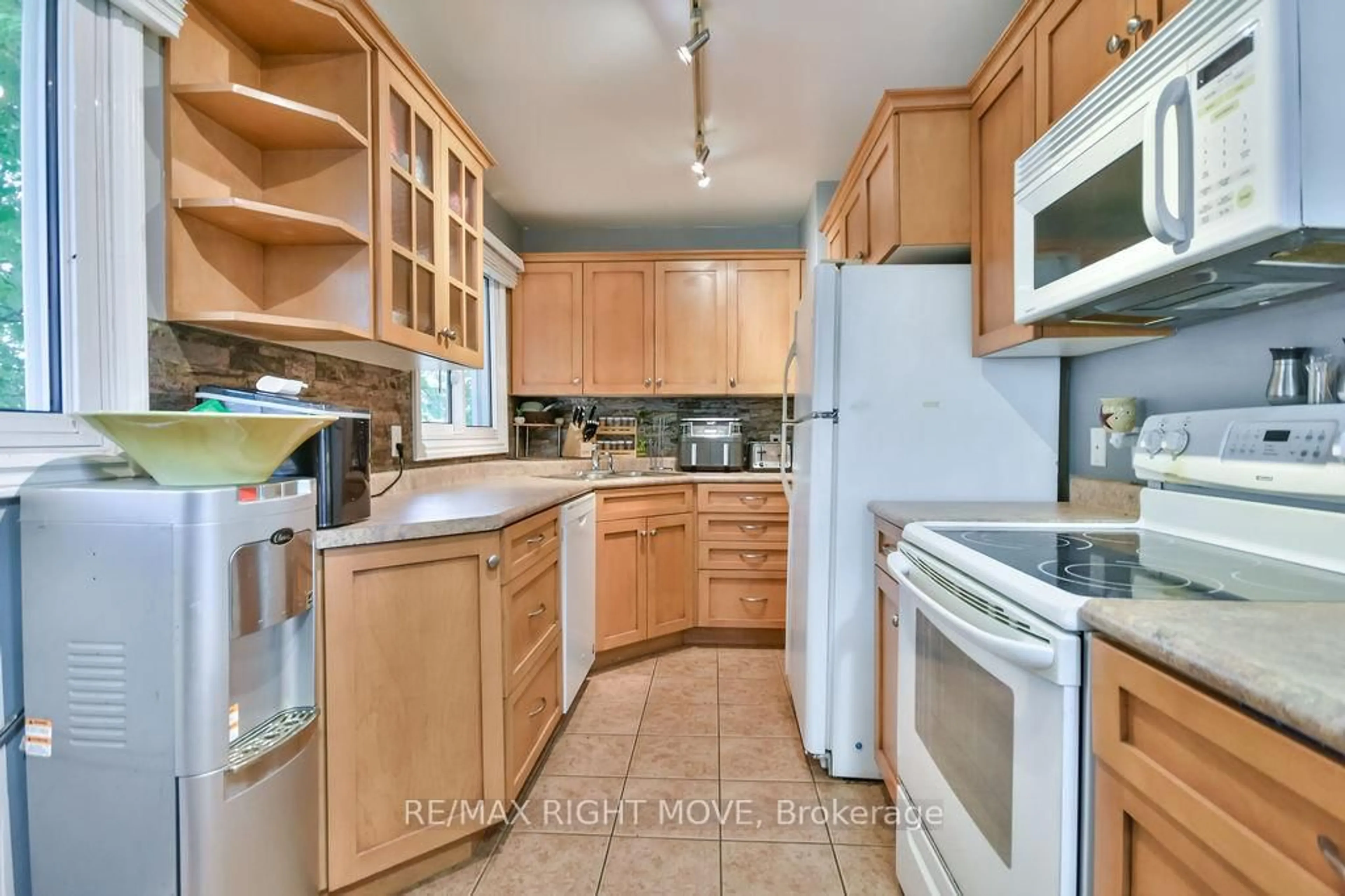 Standard kitchen, ceramic/tile floor for 320 HILDA St, Orillia Ontario L3V 1J3