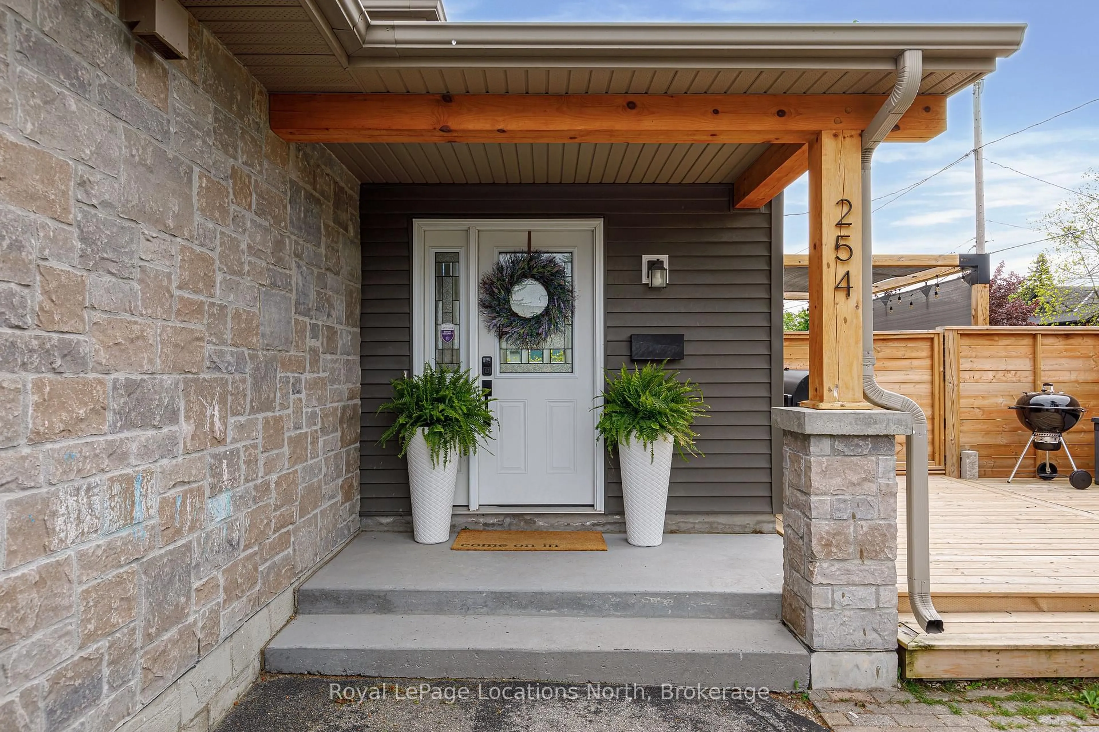 Indoor entryway for 254 Third St, Collingwood Ontario L9Y 4E7