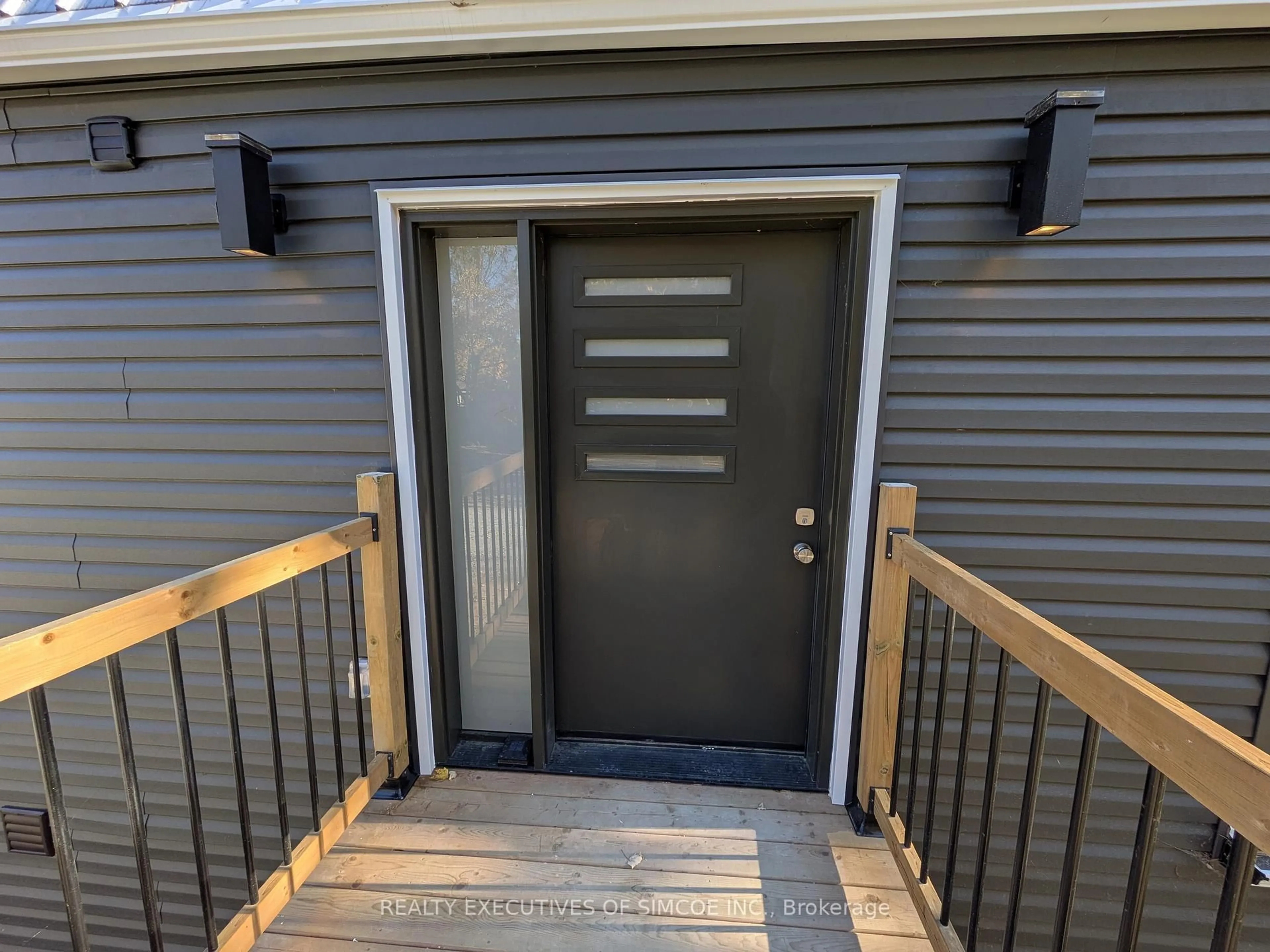 Indoor entryway for 3464 Bayou Rd, Severn Ontario L3V 0V8
