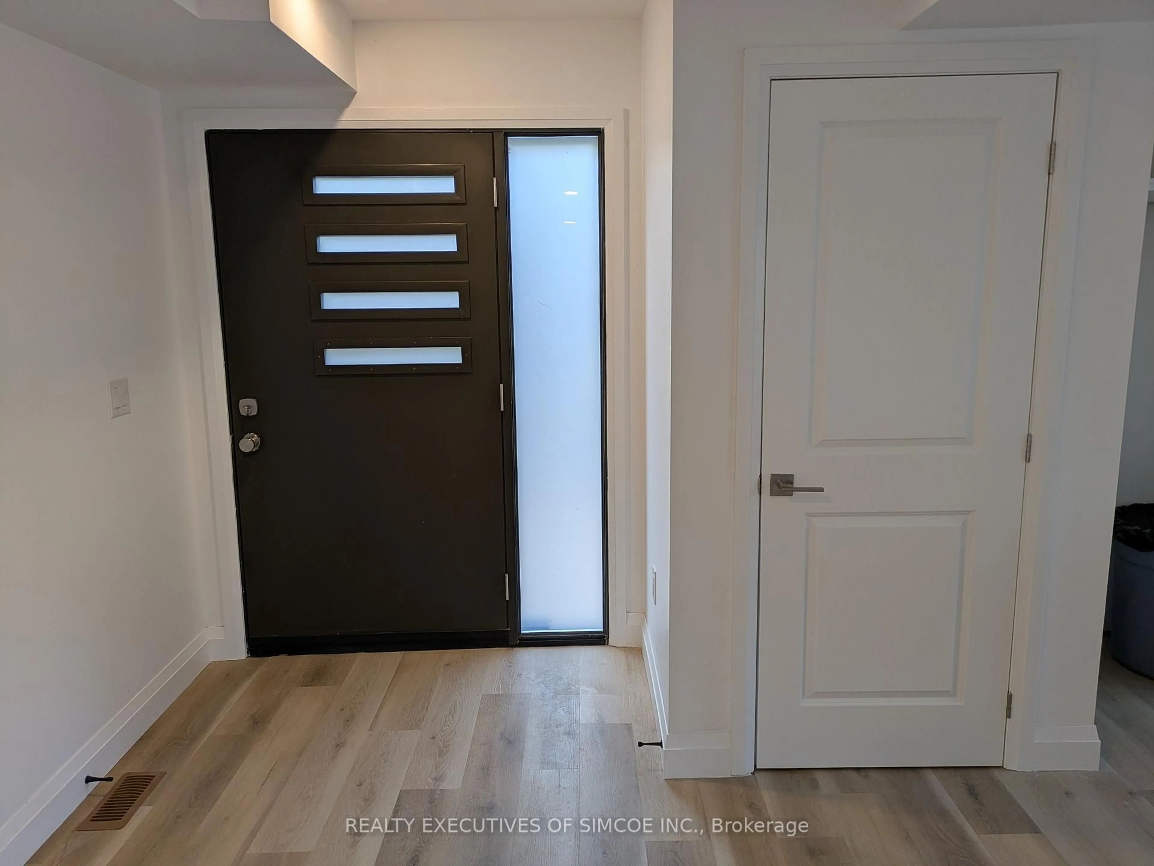 Indoor entryway for 3464 Bayou Rd, Severn Ontario L3V 0V8