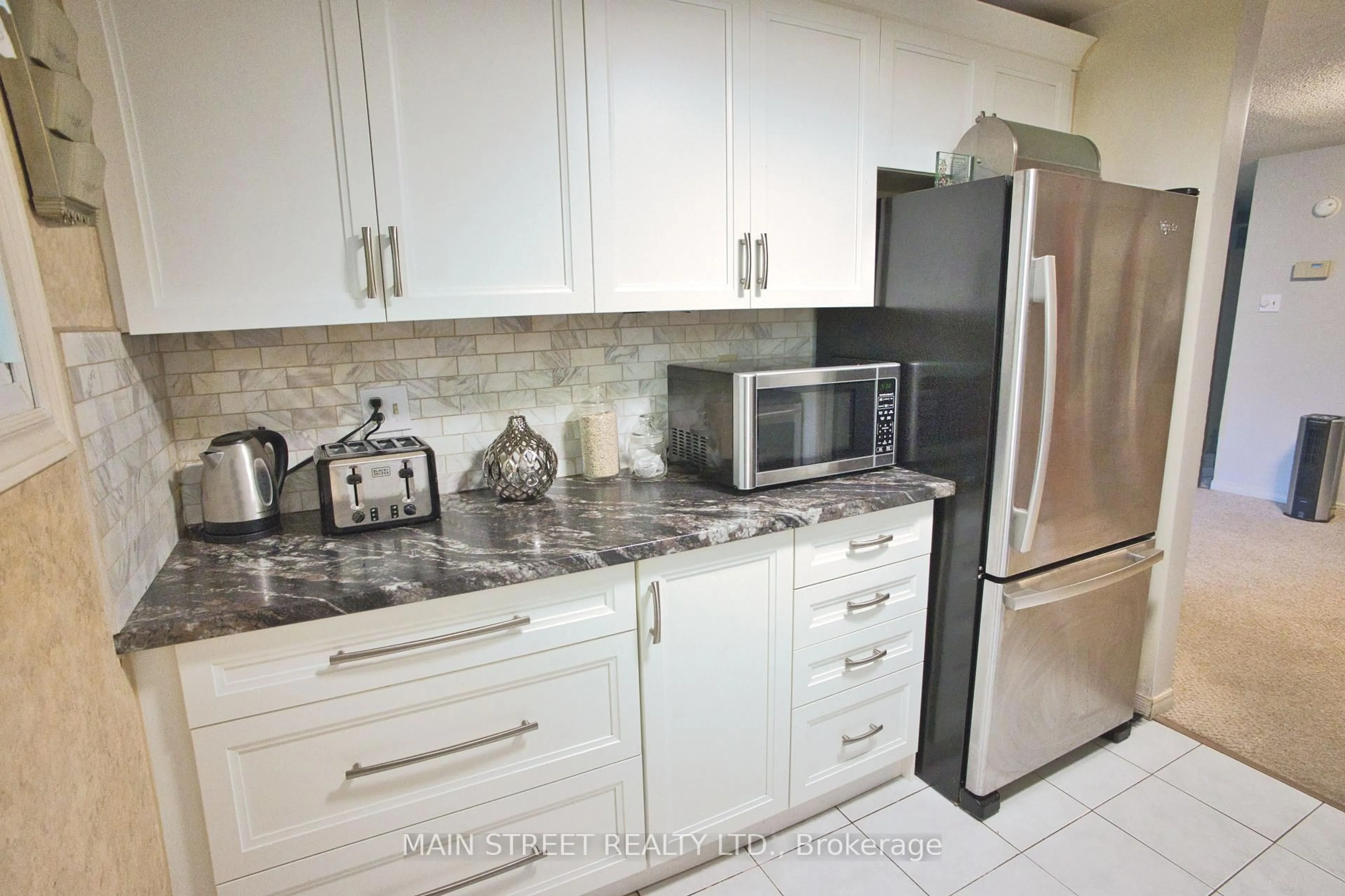 Standard kitchen, ceramic/tile floor for 13 Quail Cres, Barrie Ontario L4N 6X1