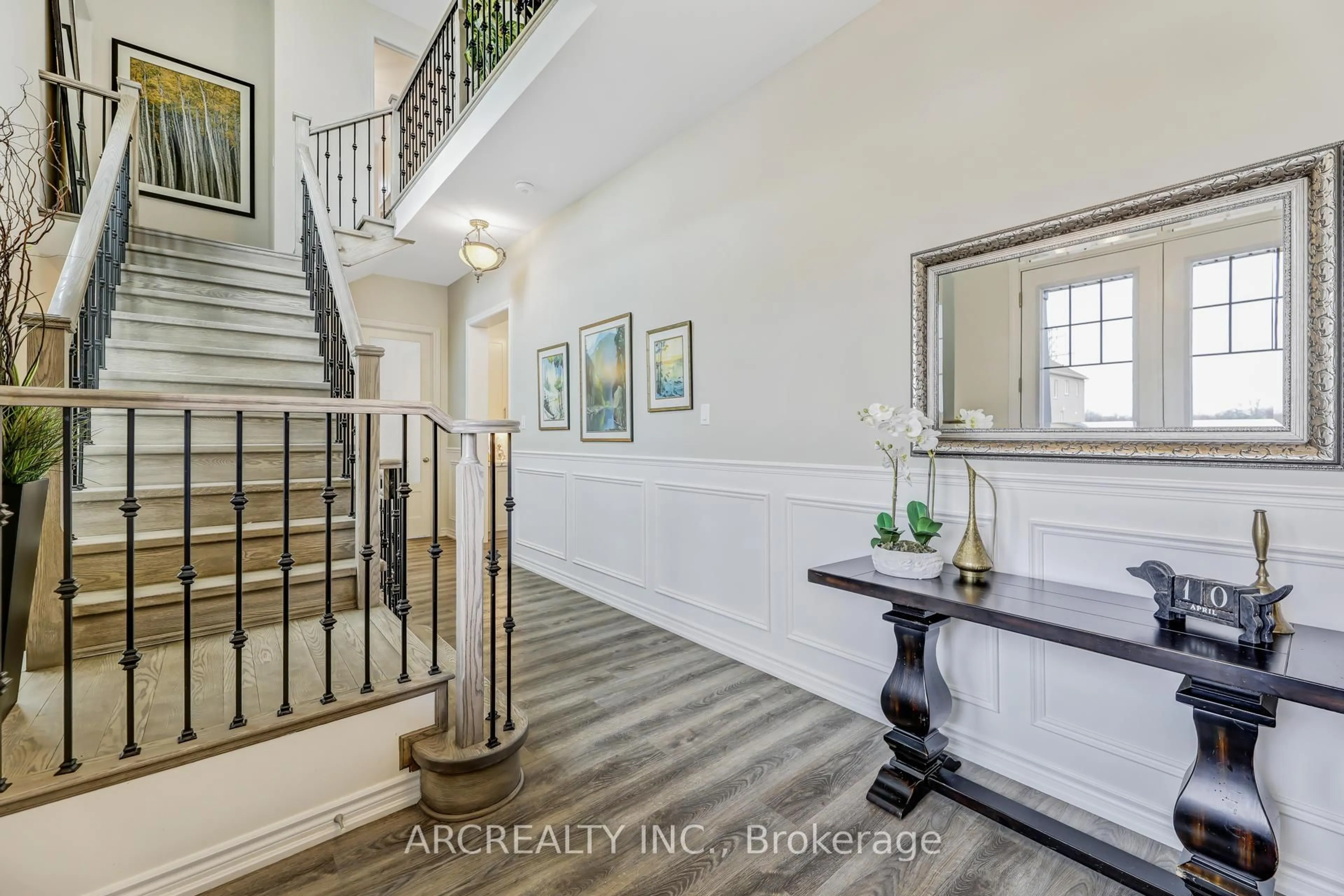 Indoor entryway for 25 Thompson Way, Springwater Ontario L9X 2A5
