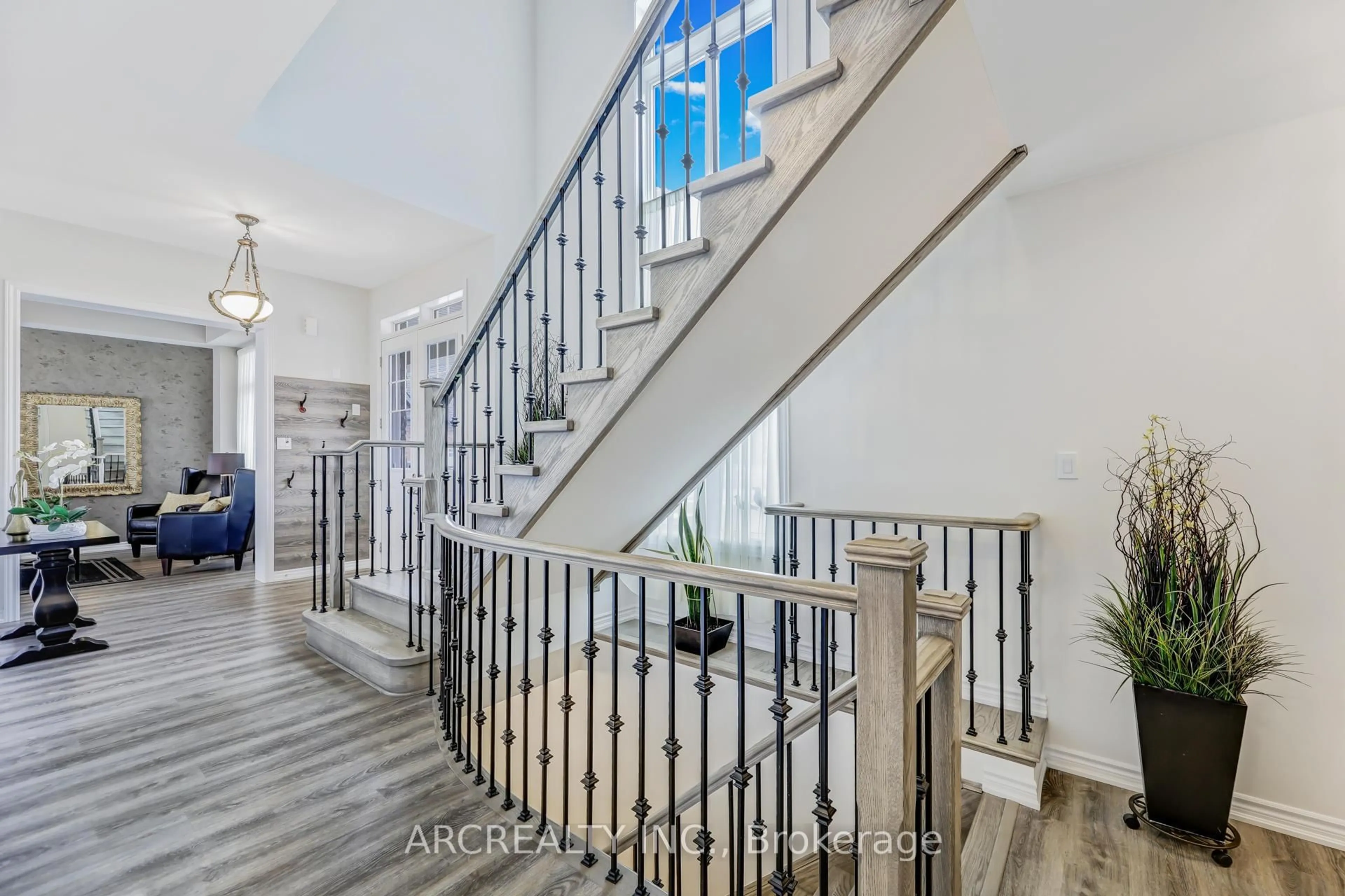 Indoor entryway for 25 Thompson Way, Springwater Ontario L9X 2A5