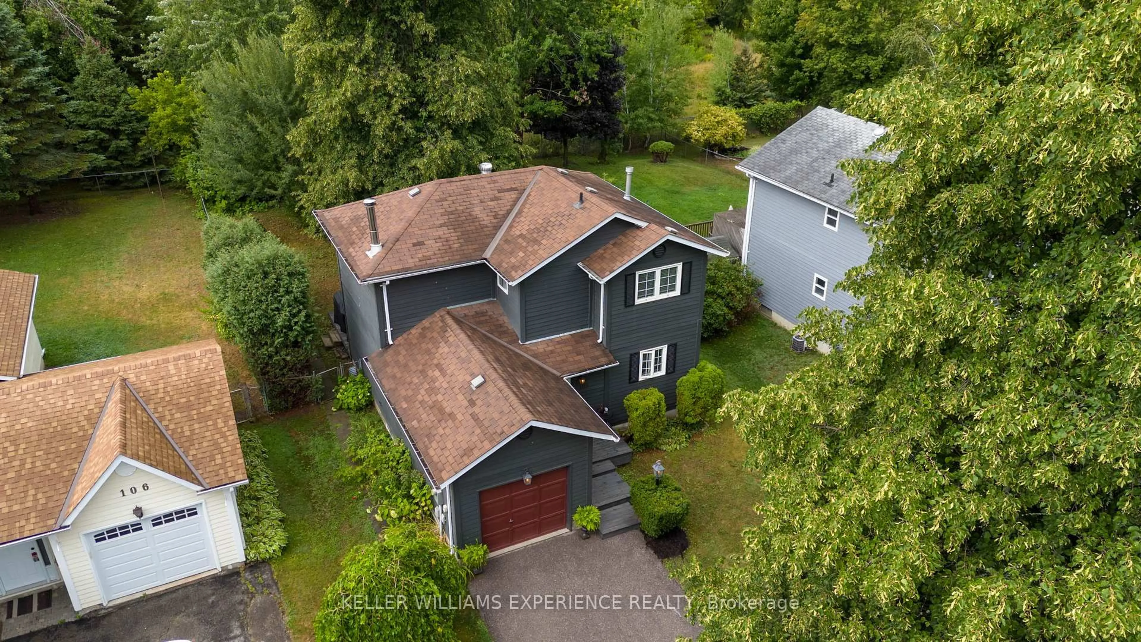 A pic from outside/outdoor area/front of a property/back of a property/a pic from drone, street for 108 Elizabeth St, Barrie Ontario L4N 6P2