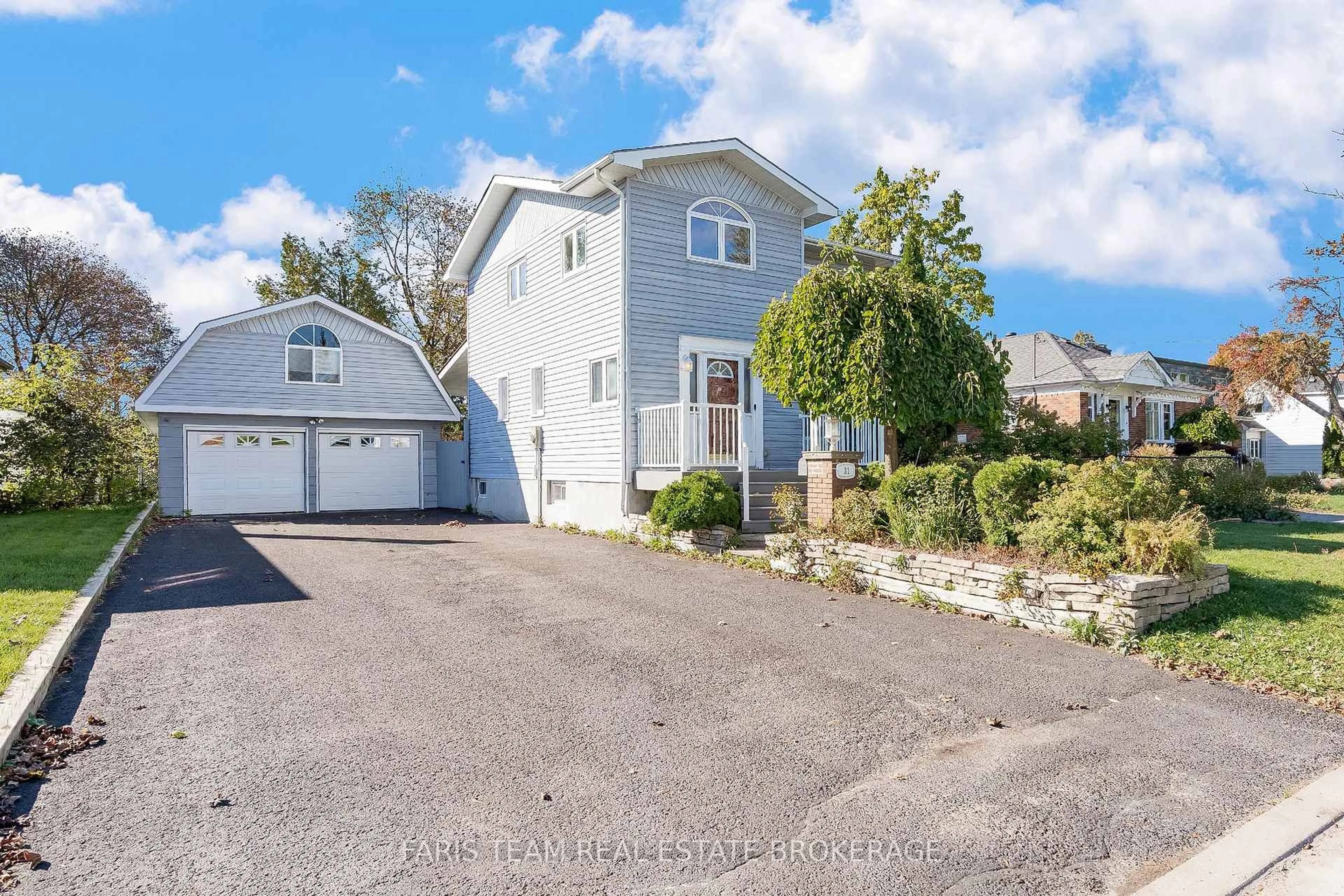 A pic from outside/outdoor area/front of a property/back of a property/a pic from drone, street for 31 Napier St, Barrie Ontario L4M 1W1