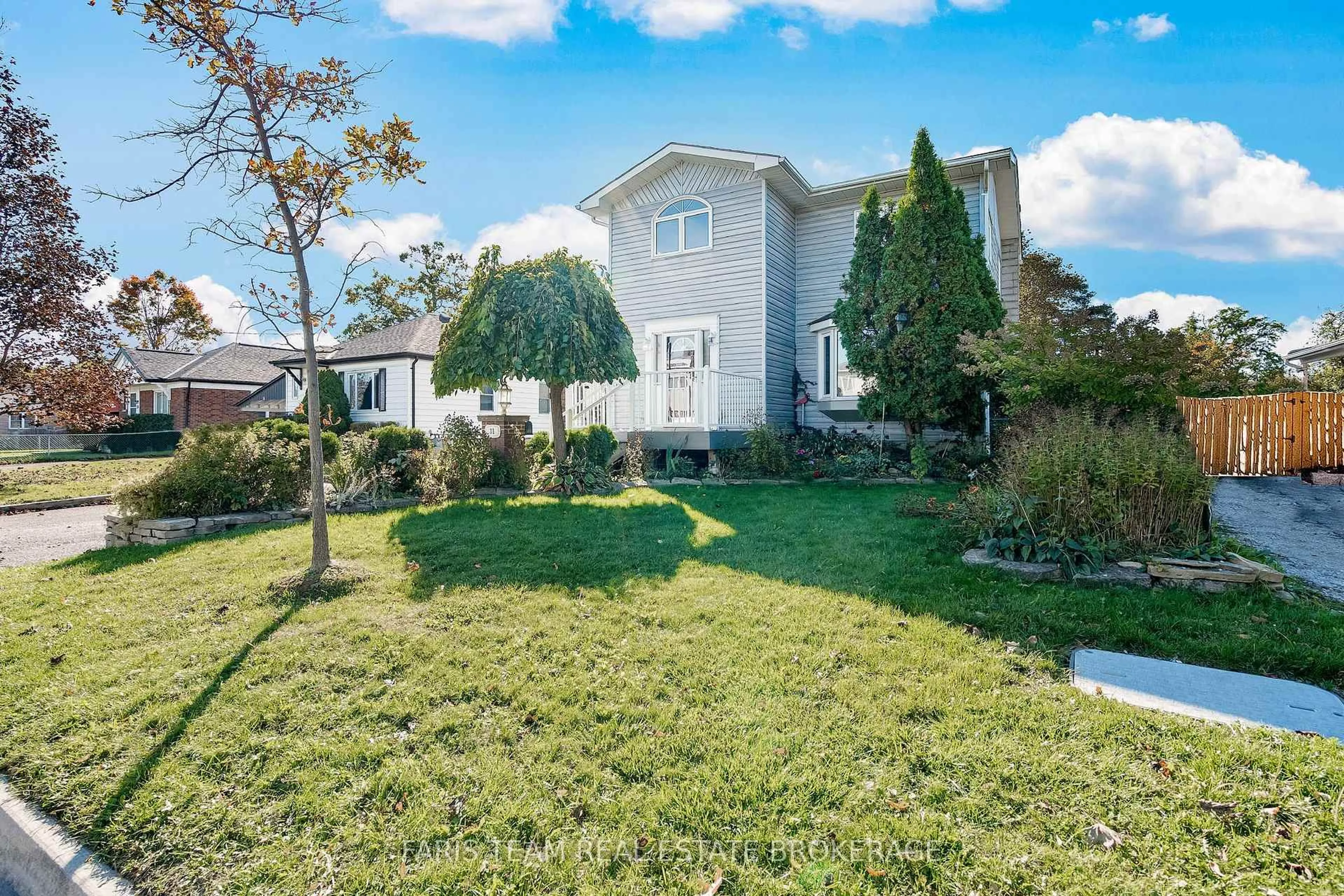 A pic from outside/outdoor area/front of a property/back of a property/a pic from drone, street for 31 Napier St, Barrie Ontario L4M 1W1