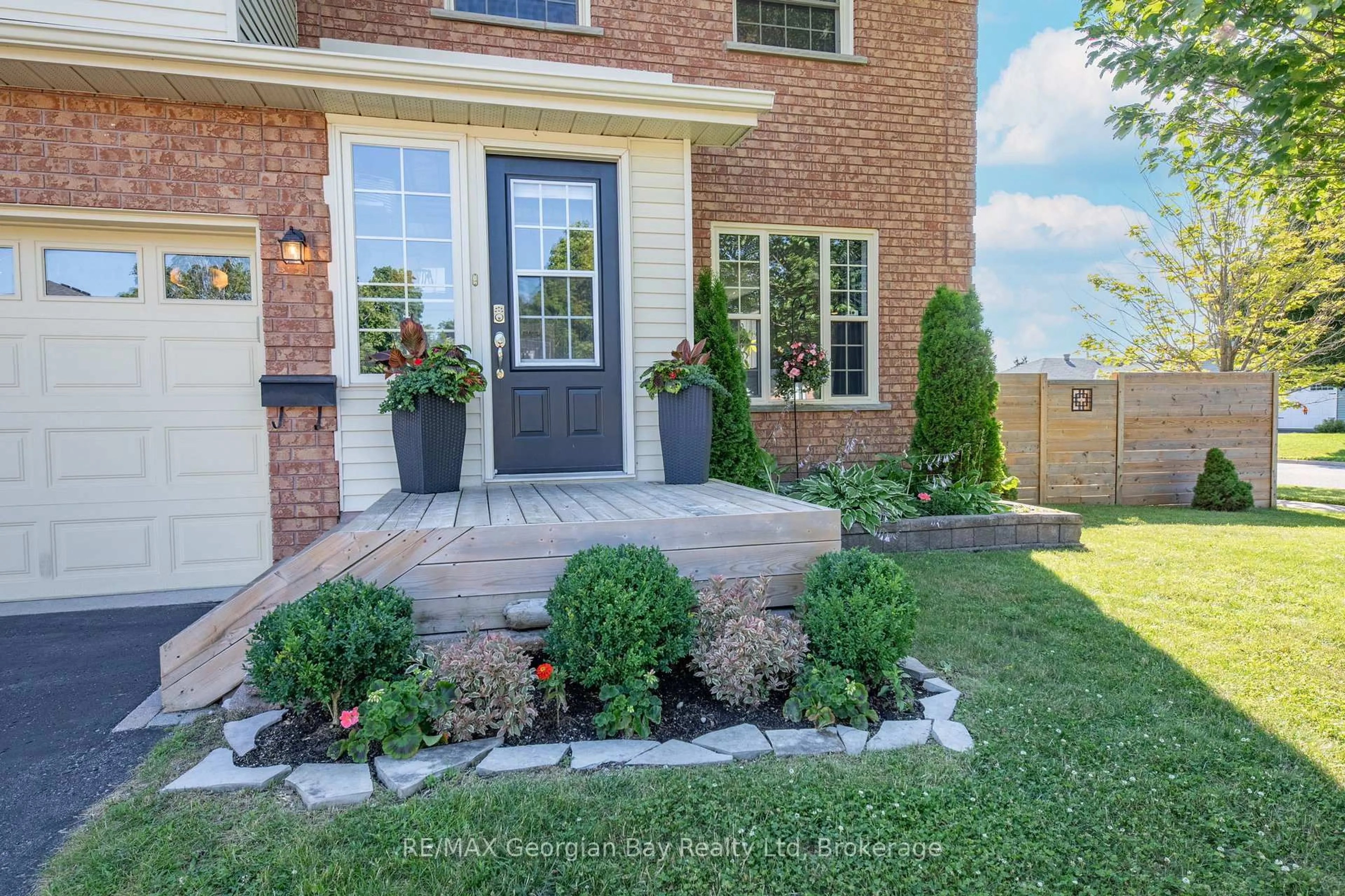 Home with brick exterior material, street for 911 Watson Pl, Midland Ontario L4R 5B9