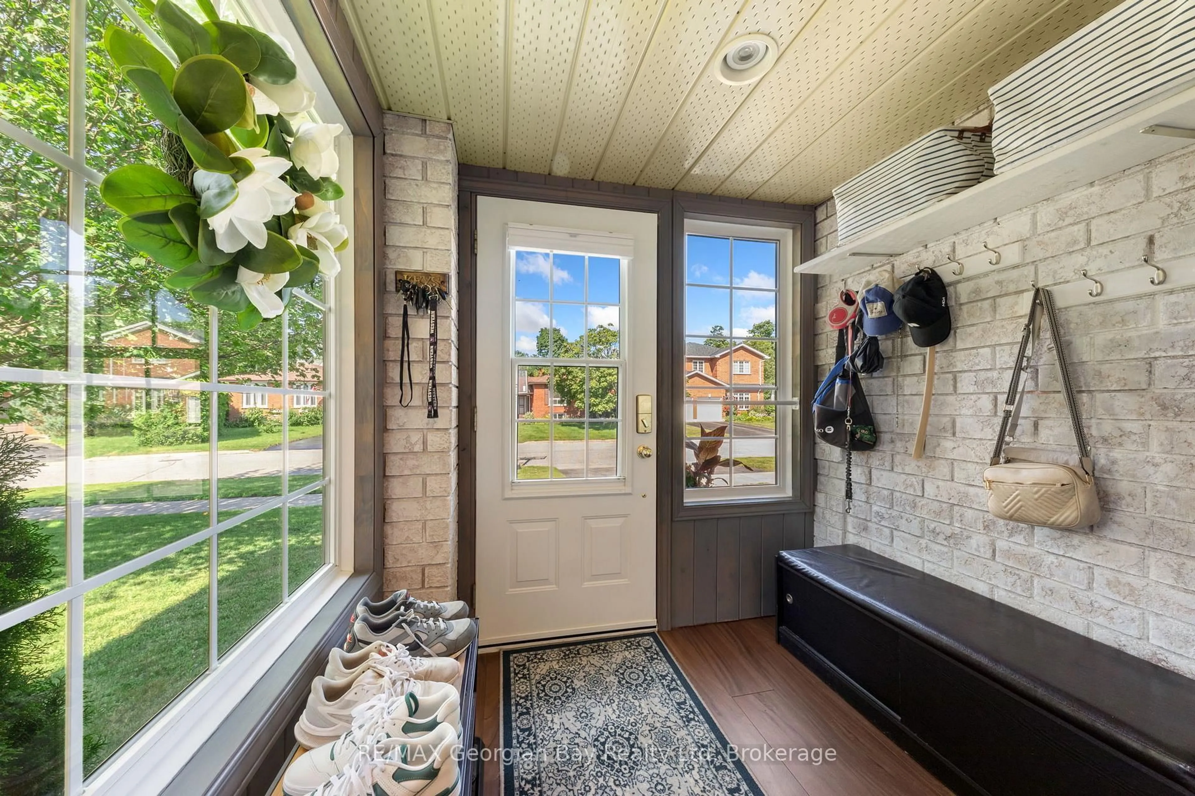 Indoor entryway for 911 Watson Pl, Midland Ontario L4R 5B9
