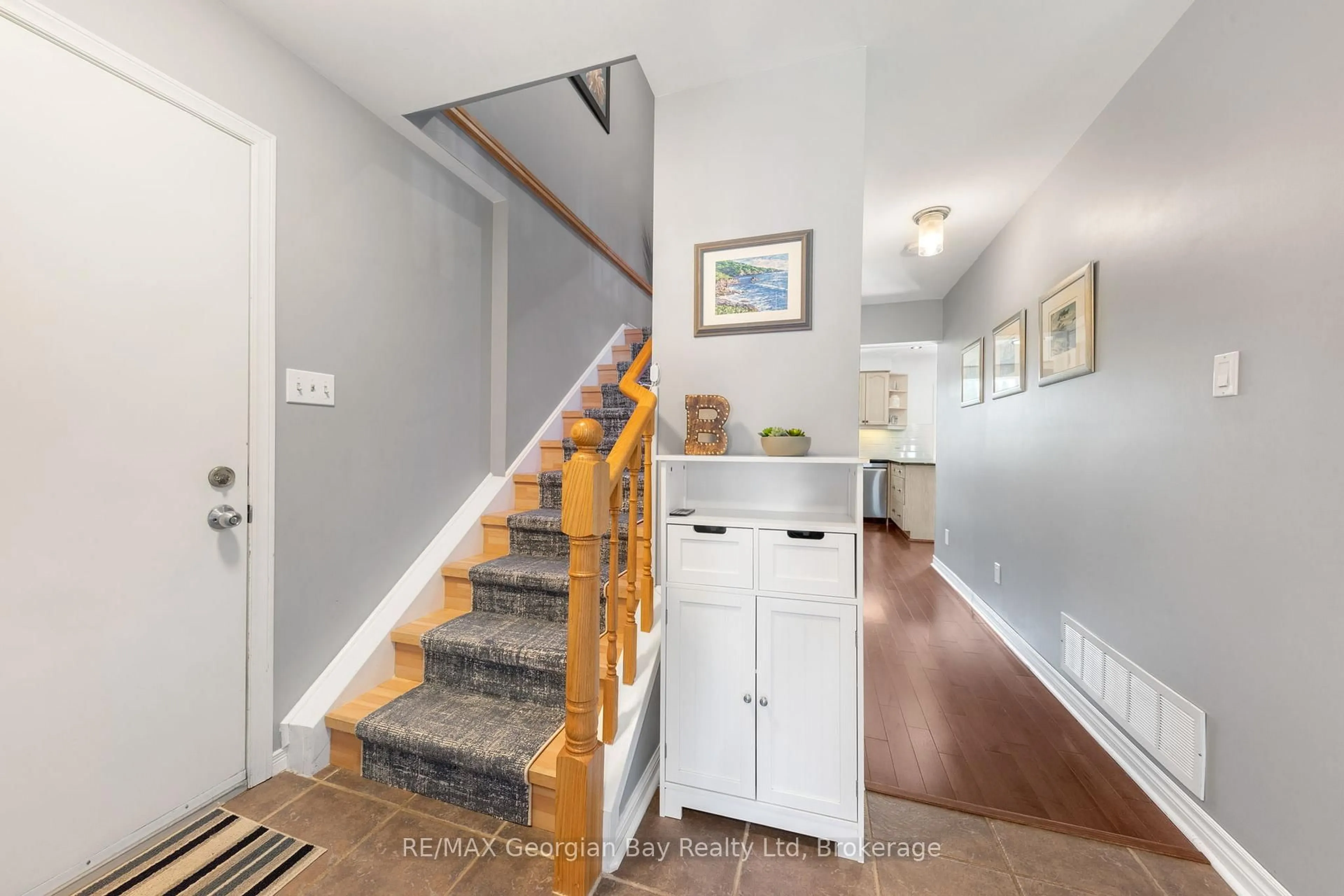 Indoor entryway for 911 Watson Pl, Midland Ontario L4R 5B9