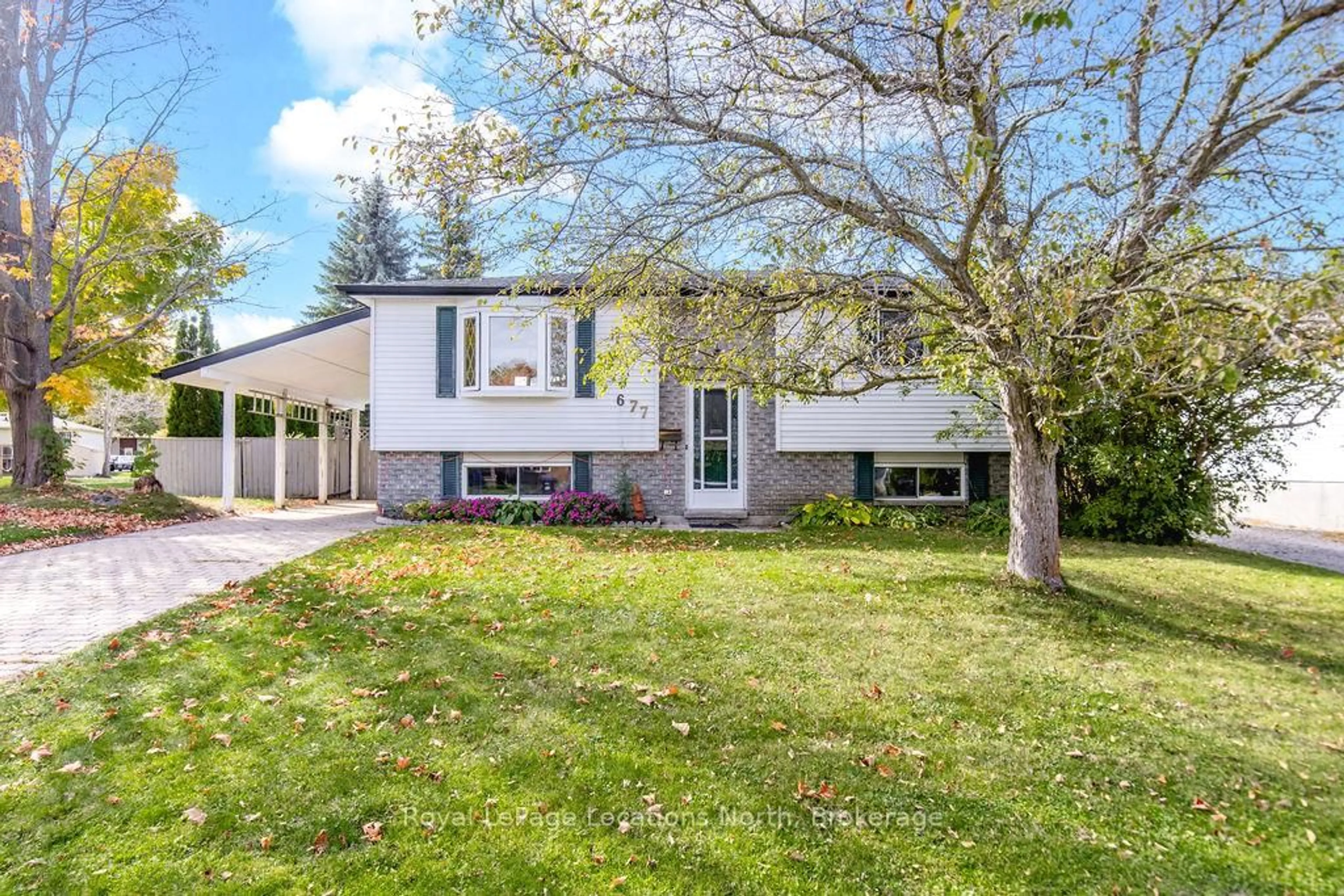 Home with vinyl exterior material, street for 677 Bayview Dr, Midland Ontario L4R 4Y8