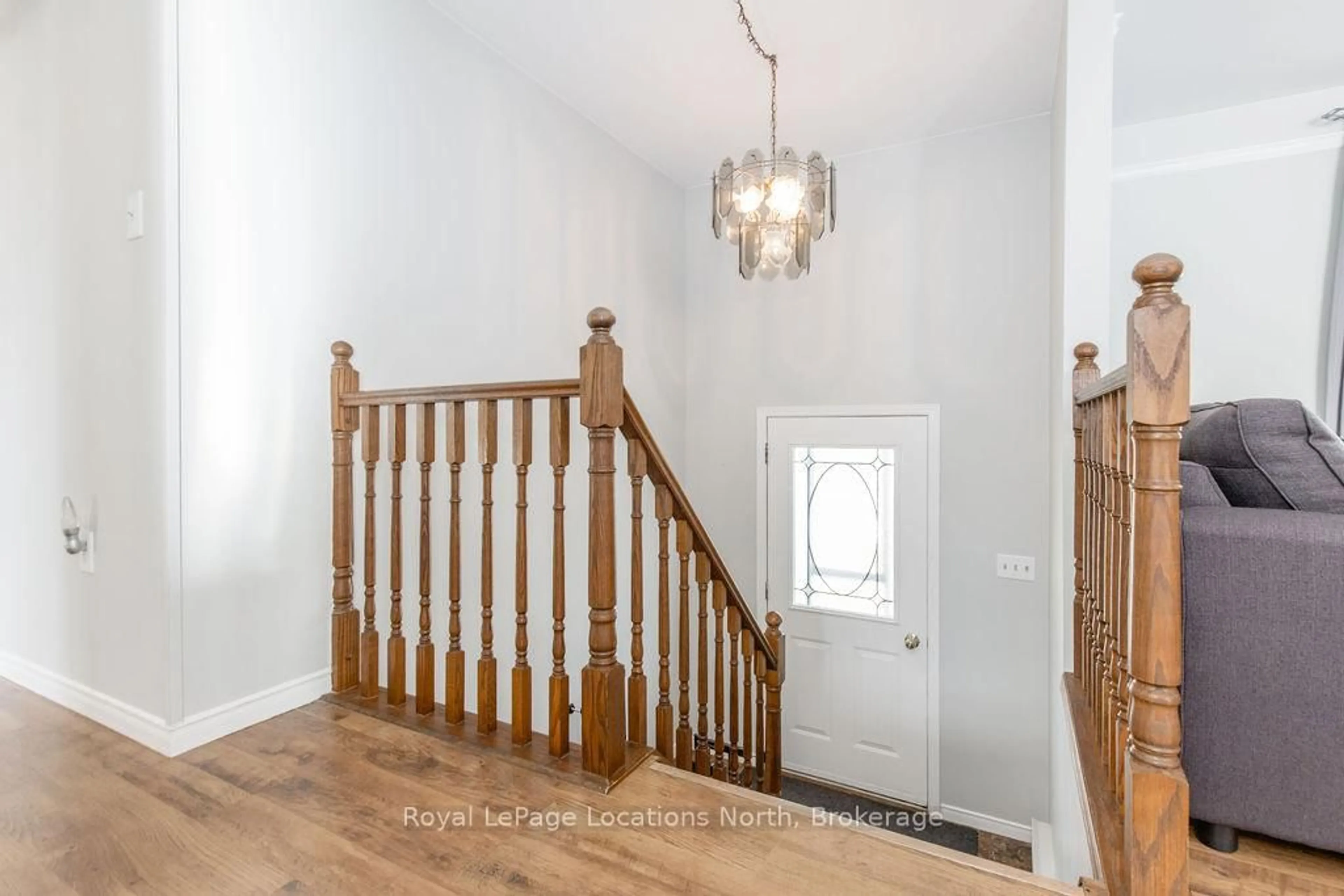 Indoor entryway for 677 Bayview Dr, Midland Ontario L4R 4Y8