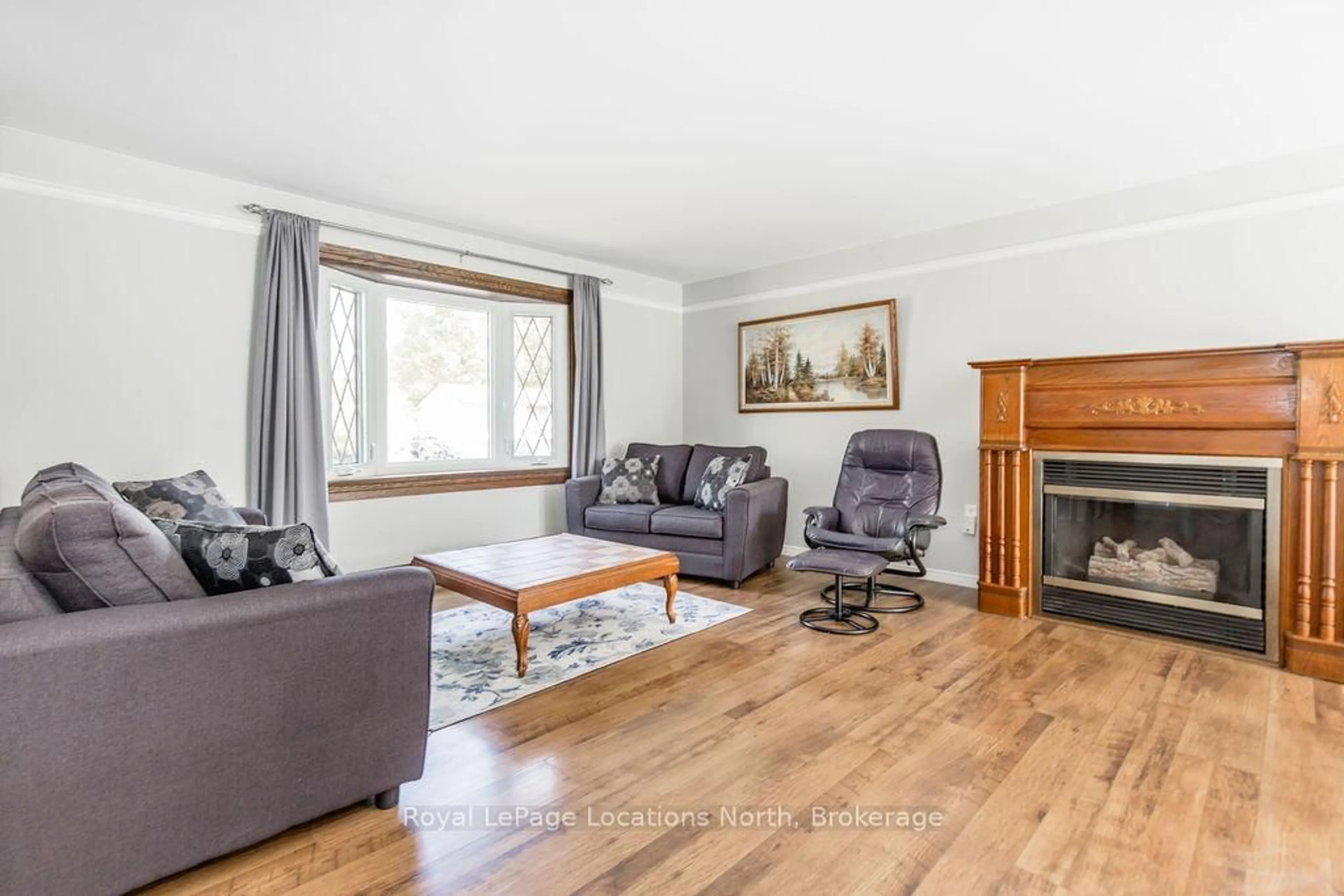 Living room with furniture, wood/laminate floor for 677 Bayview Dr, Midland Ontario L4R 4Y8