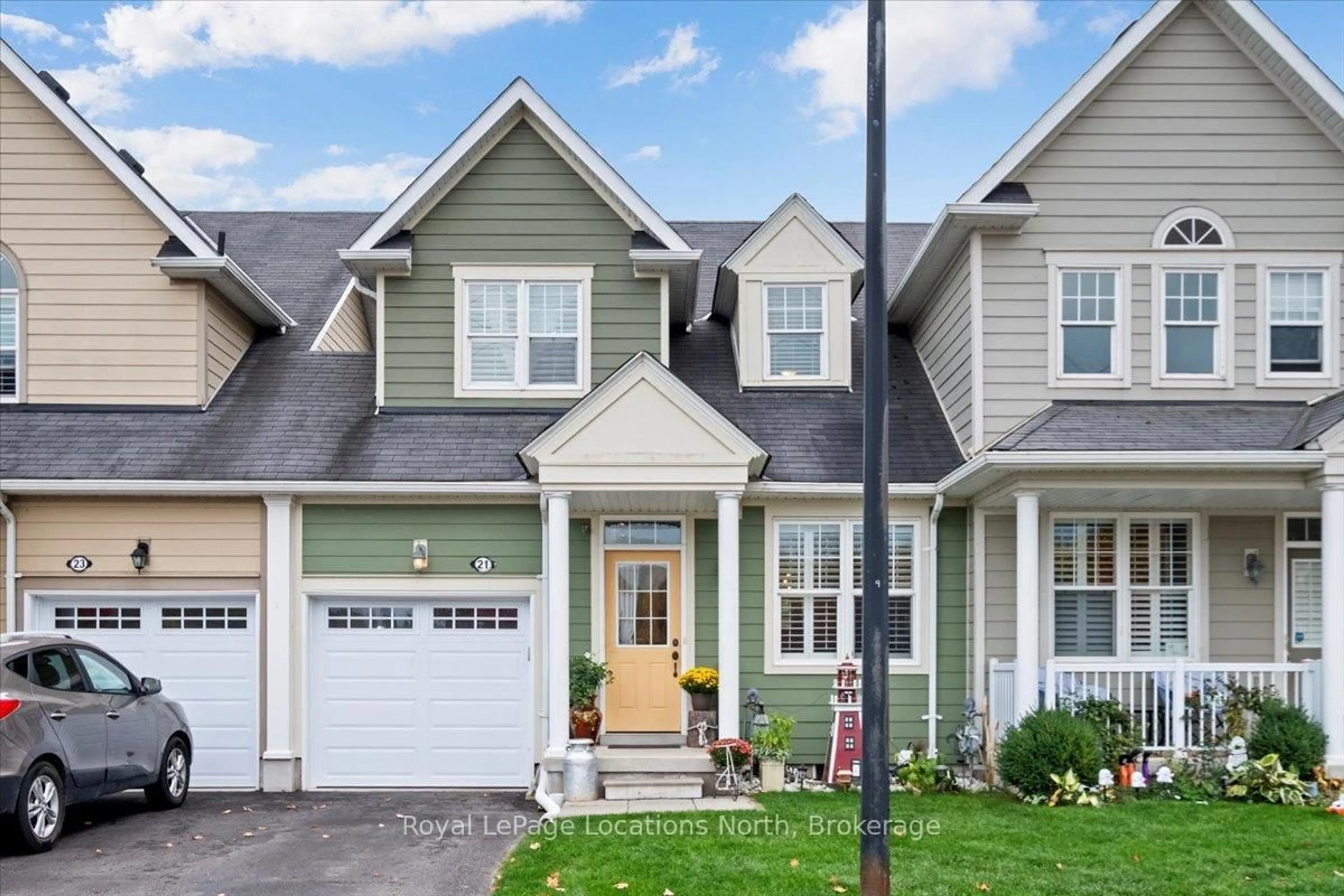 Home with vinyl exterior material, street for 21 Appalachian Tr #21, Wasaga Beach Ontario L9Z 0G3