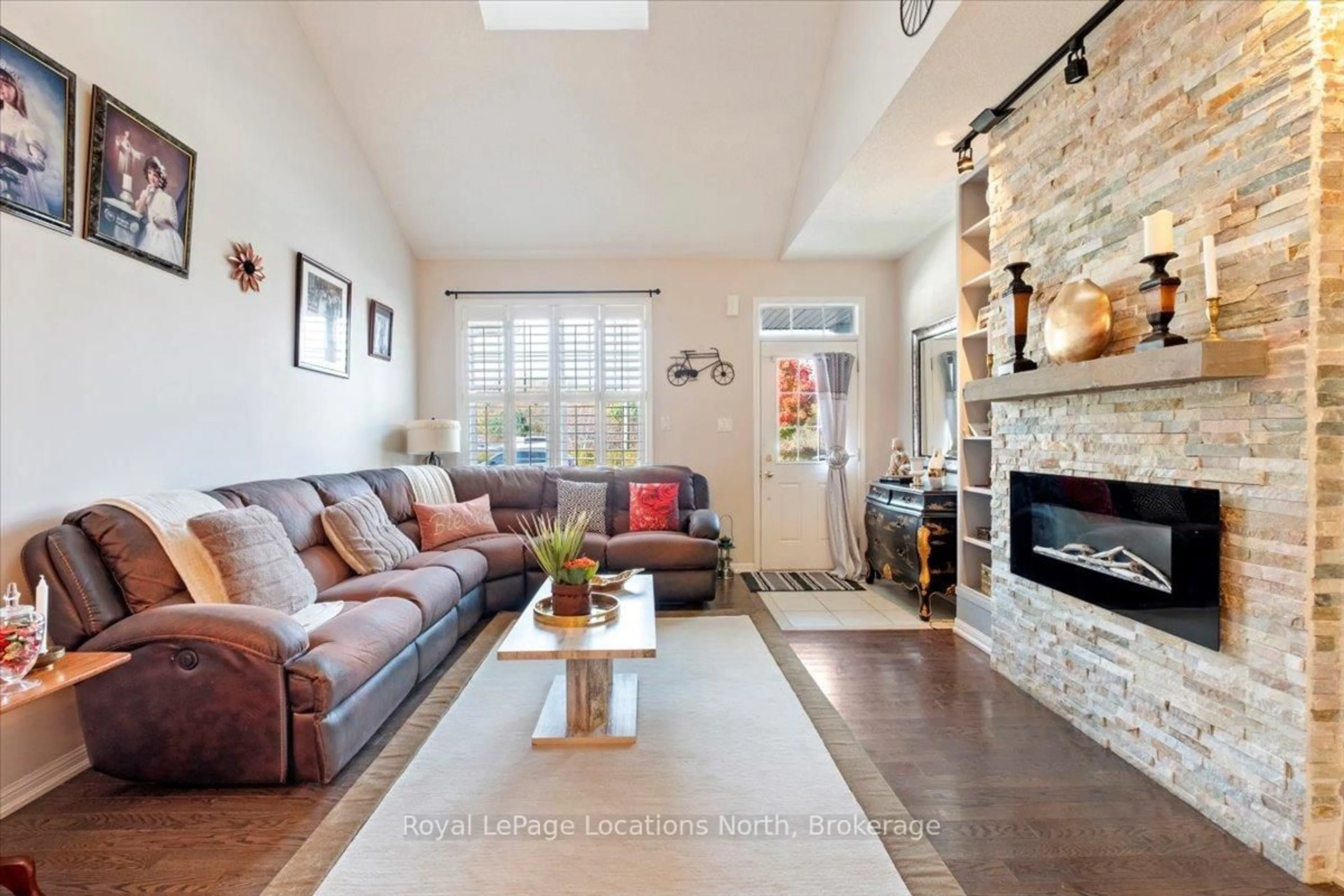 Living room with furniture, ceramic/tile floor for 21 Appalachian Tr #21, Wasaga Beach Ontario L9Z 0G3