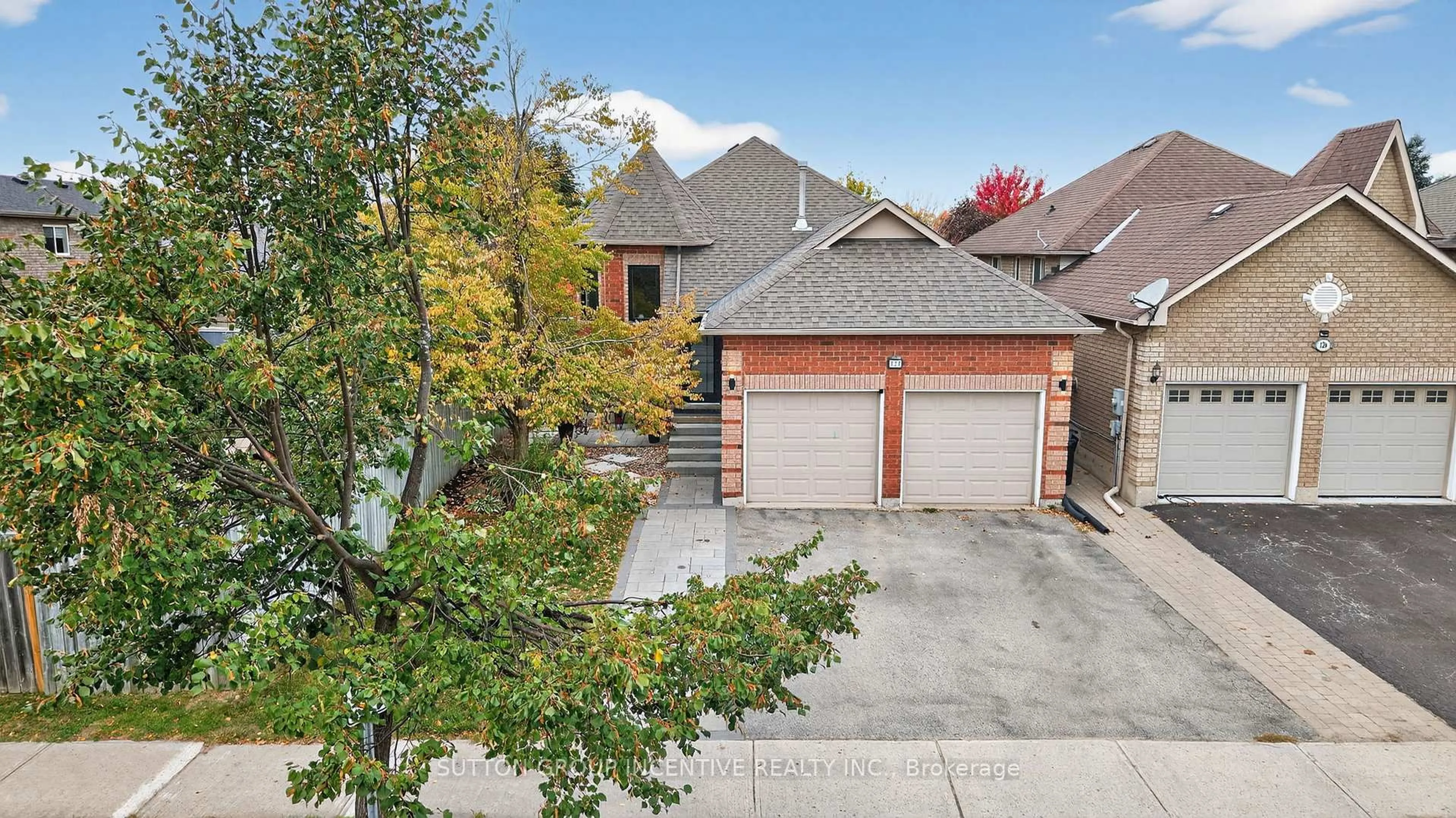 A pic from outside/outdoor area/front of a property/back of a property/a pic from drone, street for 124 Hanmer St, Barrie Ontario L4M 6V9