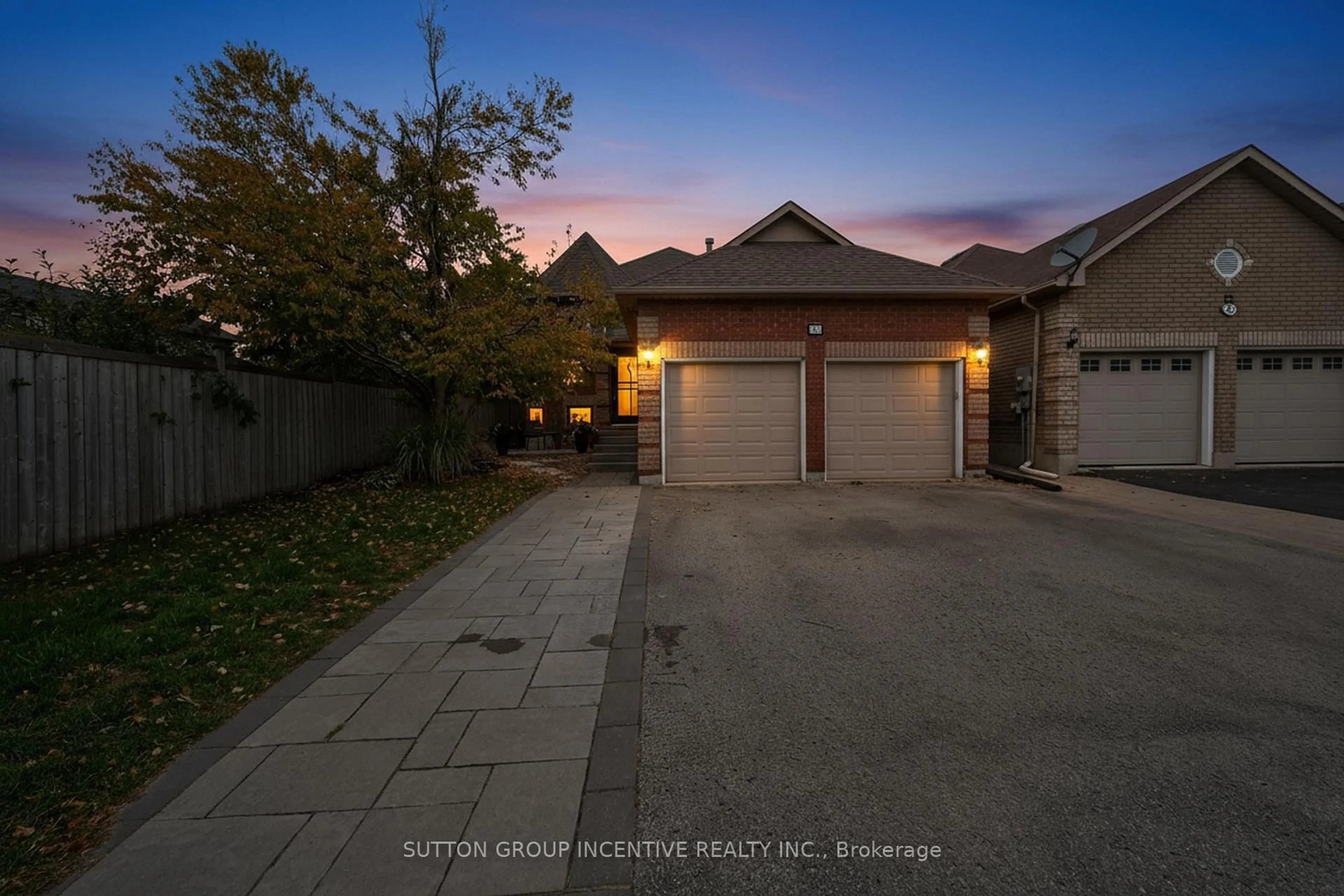 A pic from outside/outdoor area/front of a property/back of a property/a pic from drone, street for 124 Hanmer St, Barrie Ontario L4M 6V9