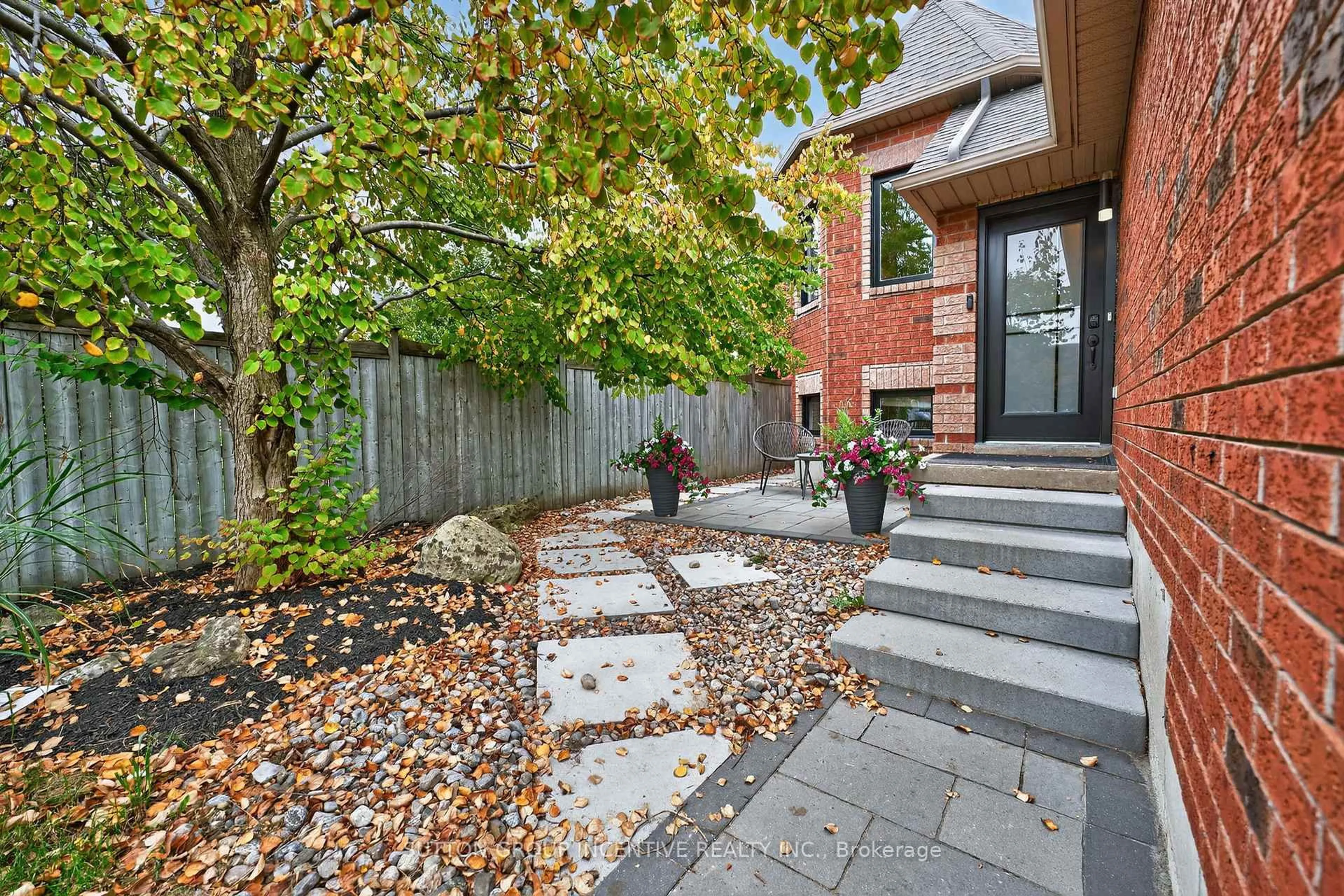 Patio, street for 124 Hanmer St, Barrie Ontario L4M 6V9