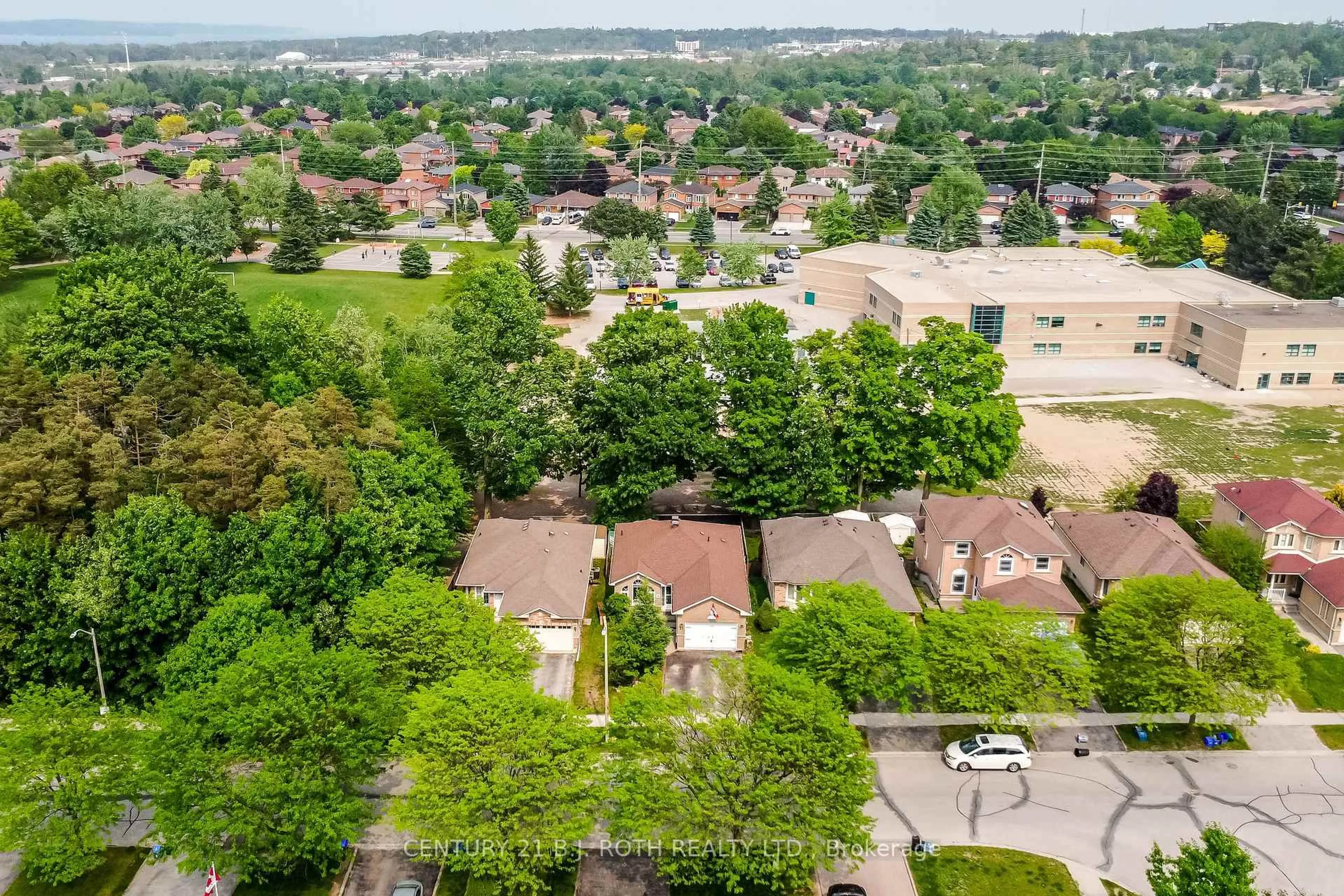 A pic from outside/outdoor area/front of a property/back of a property/a pic from drone, unknown for 37 Nicholson Dr, Barrie Ontario L4N 8L7