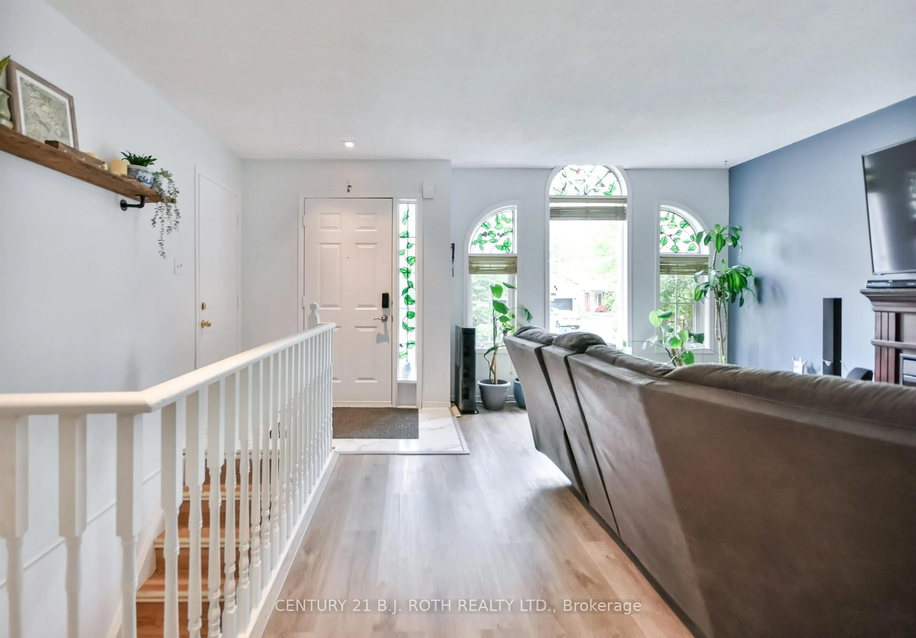 Indoor entryway for 37 Nicholson Dr, Barrie Ontario L4N 8L7