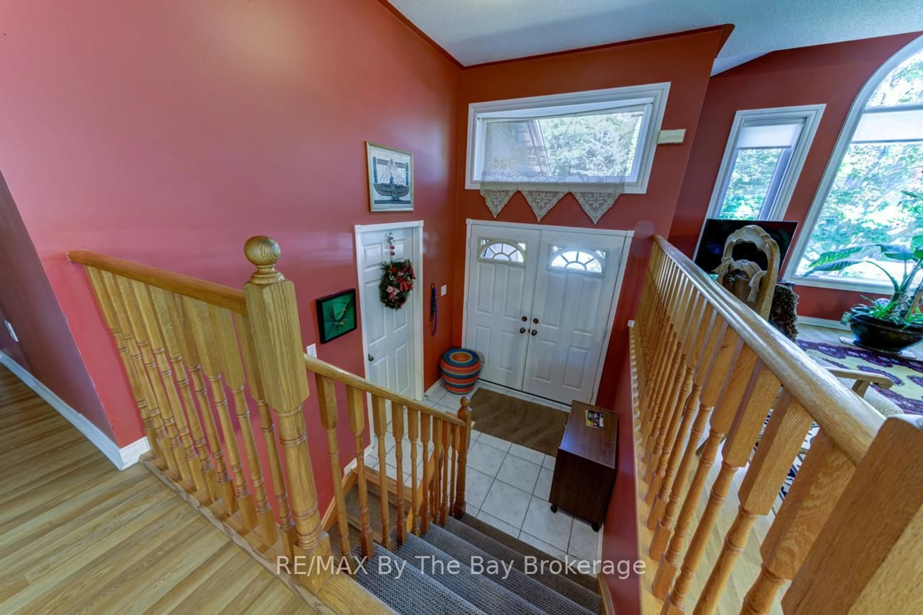 Indoor entryway for 26 Timberland Cres, Wasaga Beach Ontario L9Z 1G7