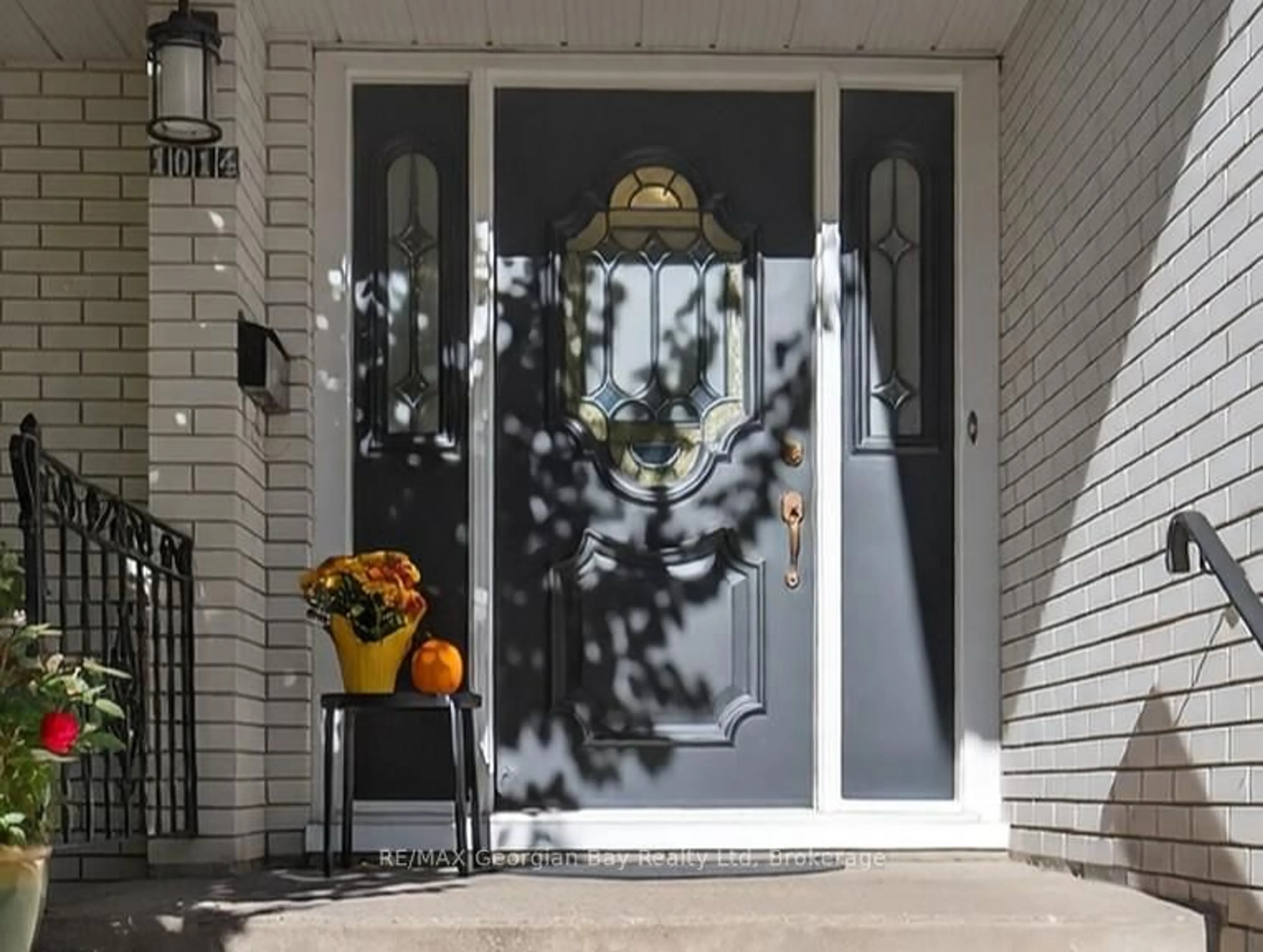 Indoor entryway for 1014 Hugel Ave, Midland Ontario L4R 1Y1