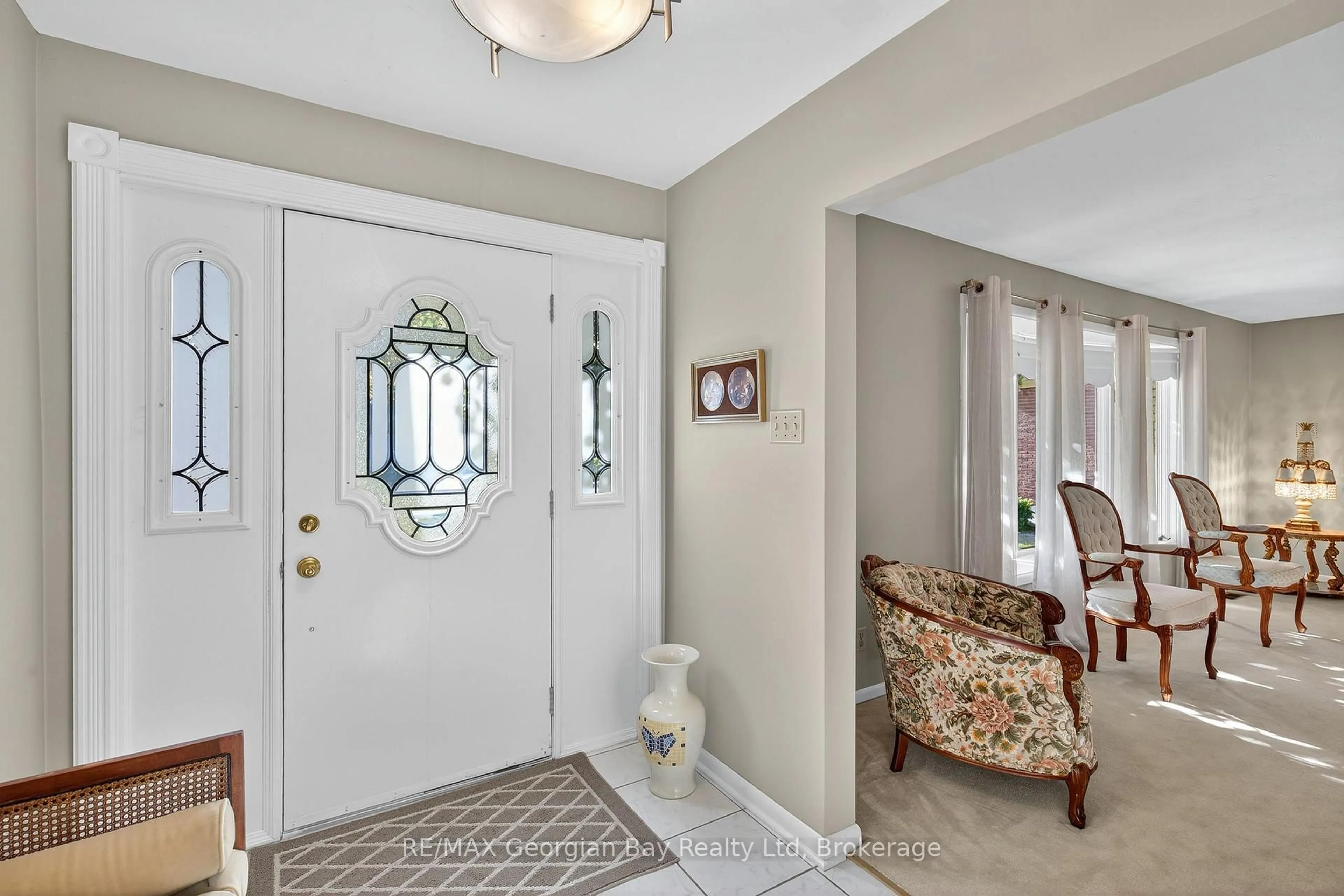 Indoor entryway for 1014 Hugel Ave, Midland Ontario L4R 1Y1