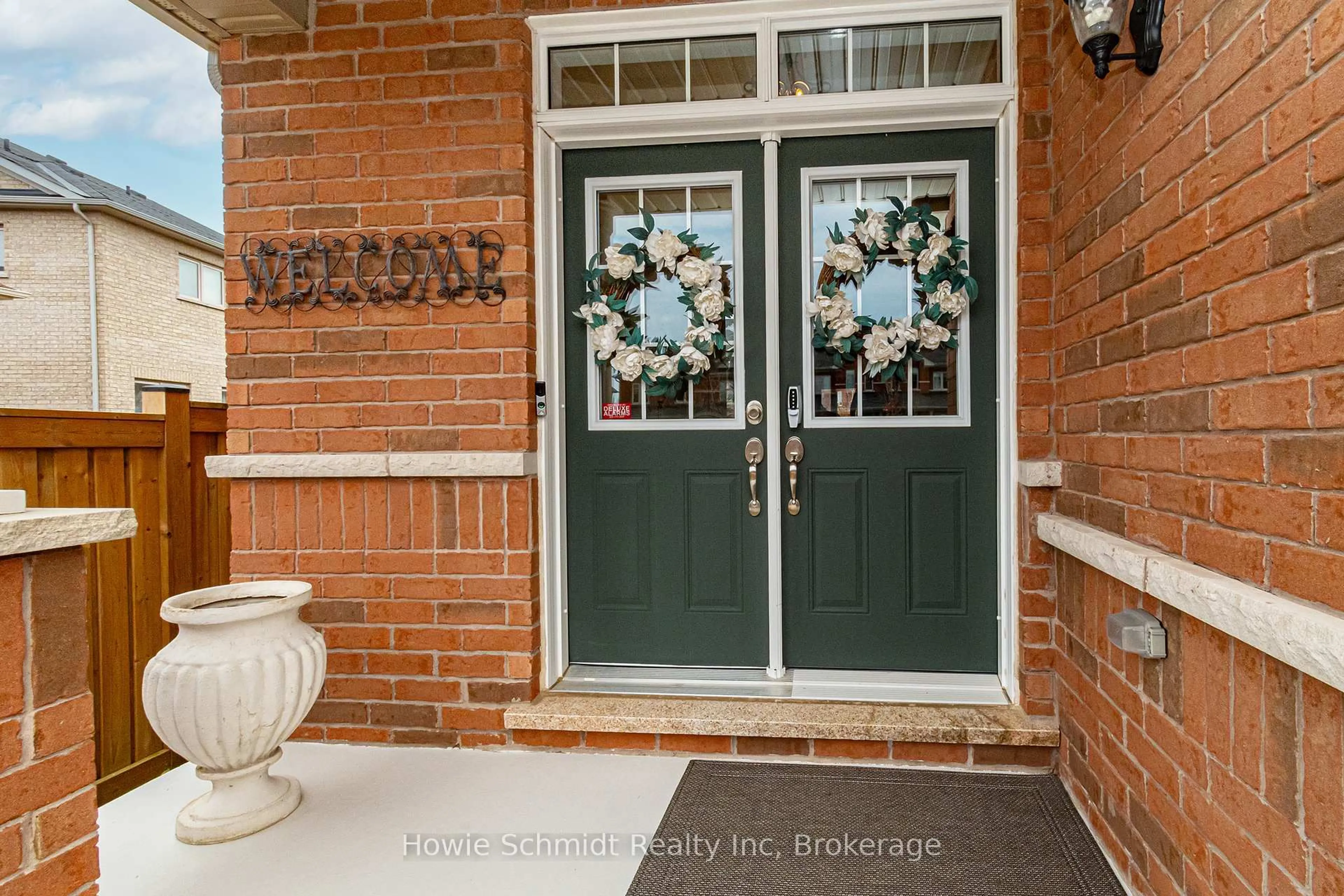 Indoor entryway for 67 Forsyth Cres, Barrie Ontario L4N 6R1