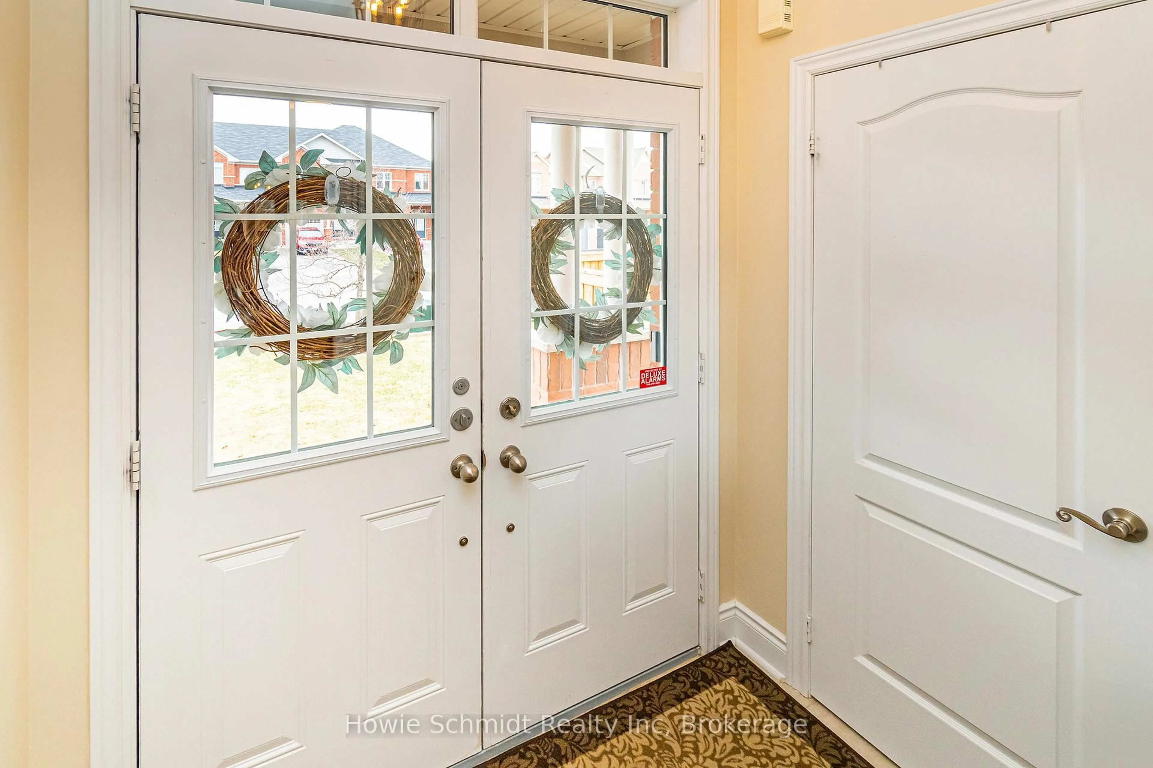 Indoor entryway for 67 Forsyth Cres, Barrie Ontario L4N 6R1