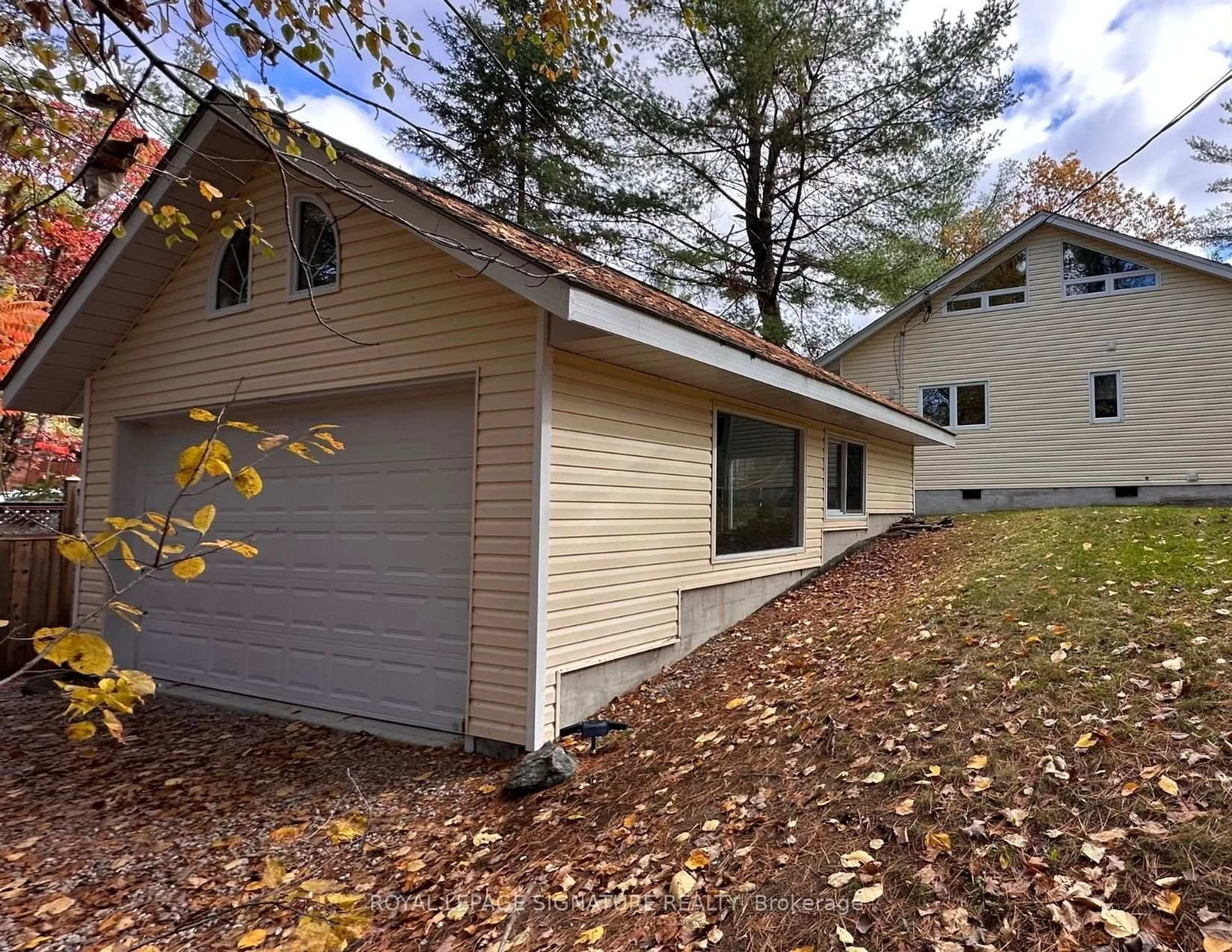 Home with vinyl exterior material, unknown for 3309 Riverdale Dr, Severn Ontario L0K 2B0