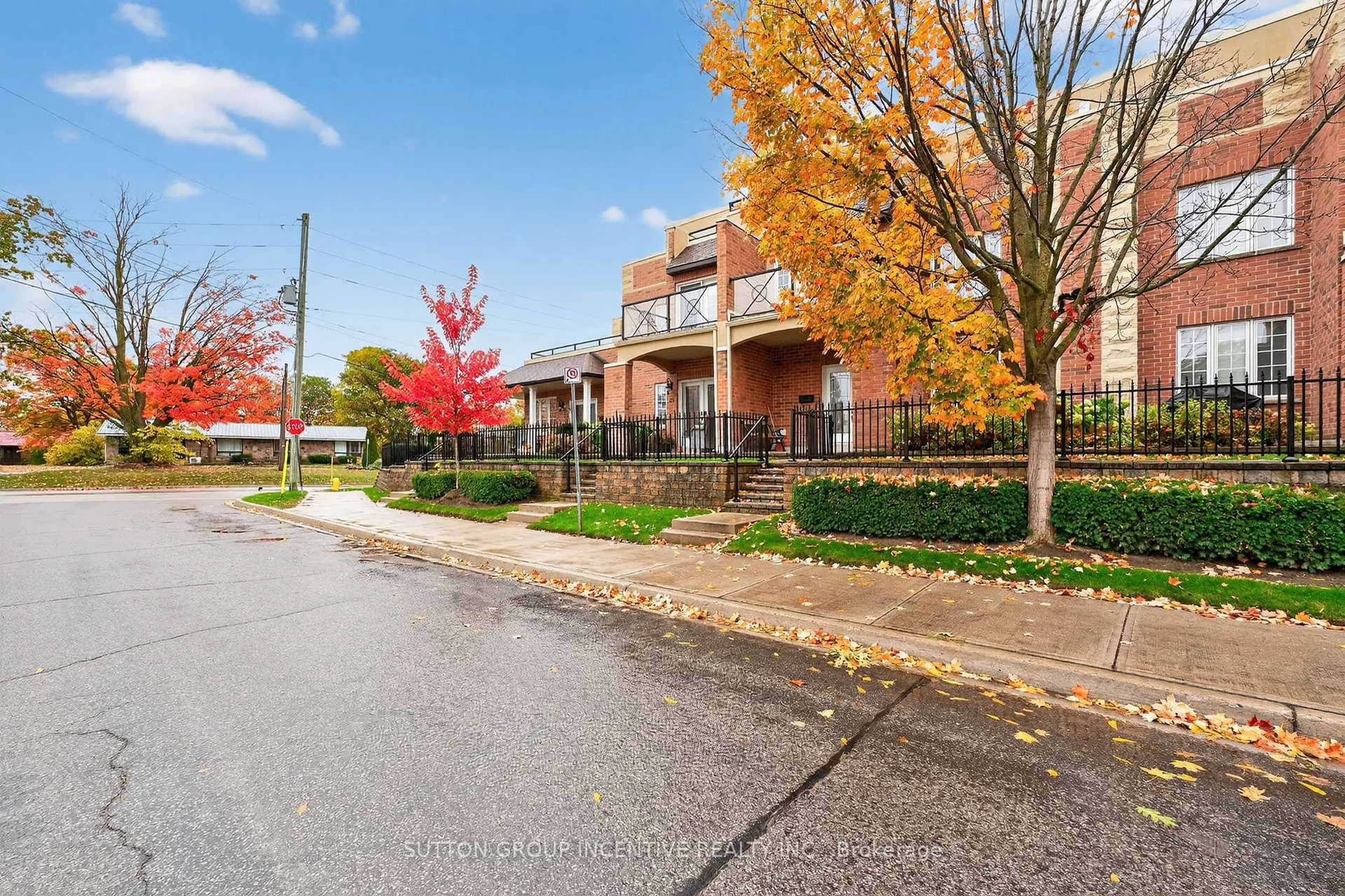 Patio, street for 23 White Oaks Rd, Barrie Ontario L4N 5A2