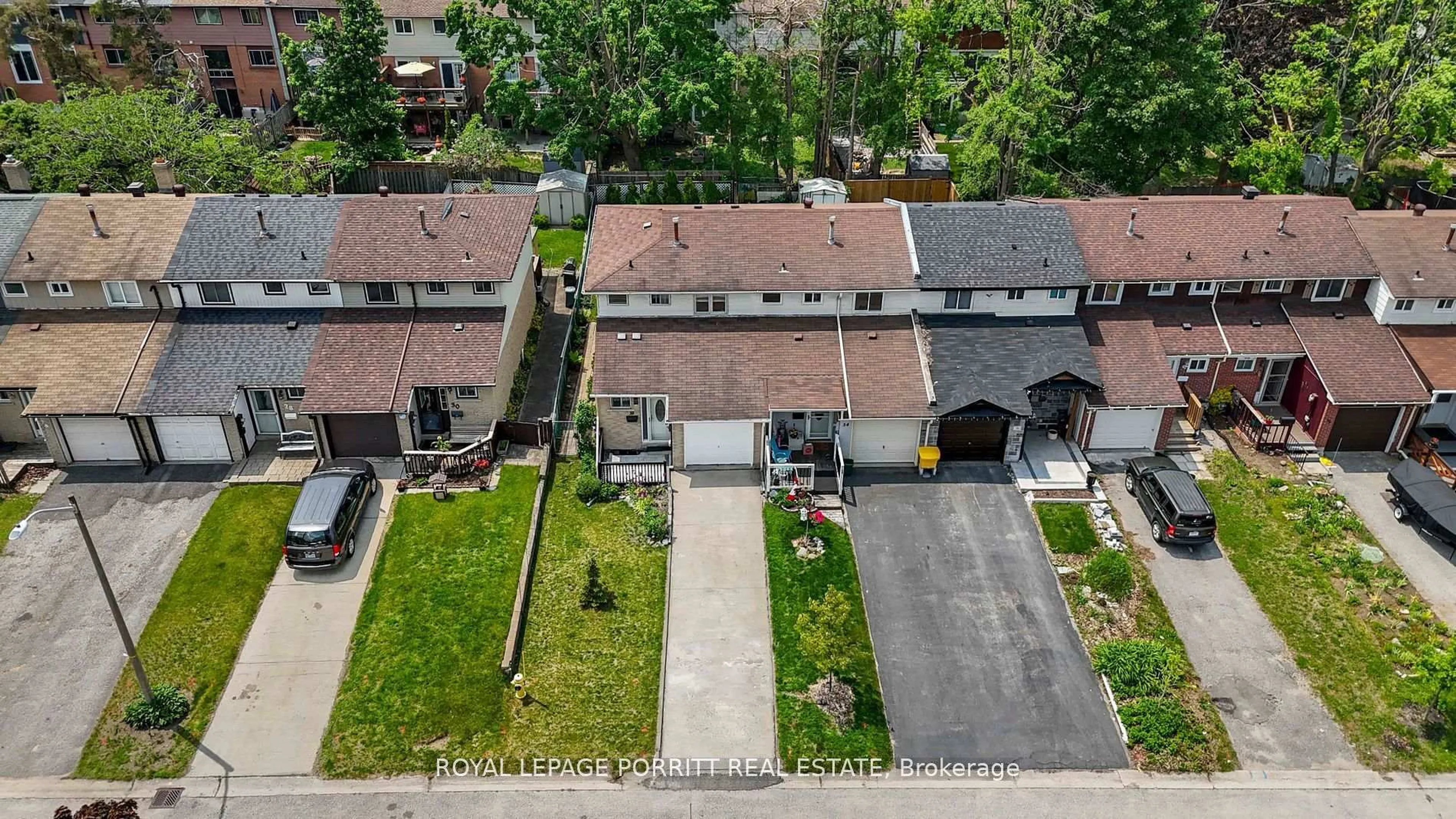 A pic from outside/outdoor area/front of a property/back of a property/a pic from drone, street for 32 Chaucer Cres, Barrie Ontario L4N 4T7