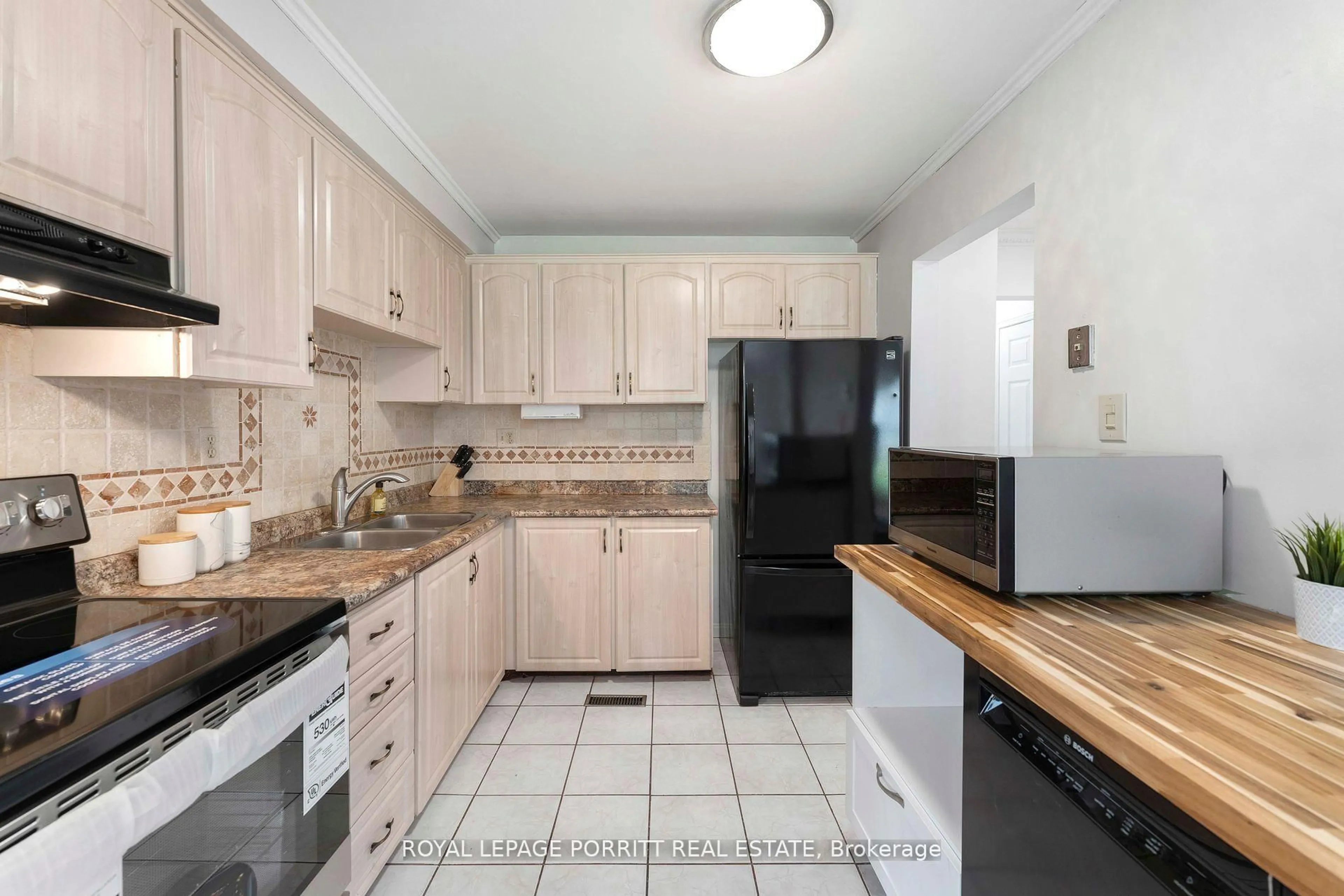 Standard kitchen, unknown for 32 Chaucer Cres, Barrie Ontario L4N 4T7