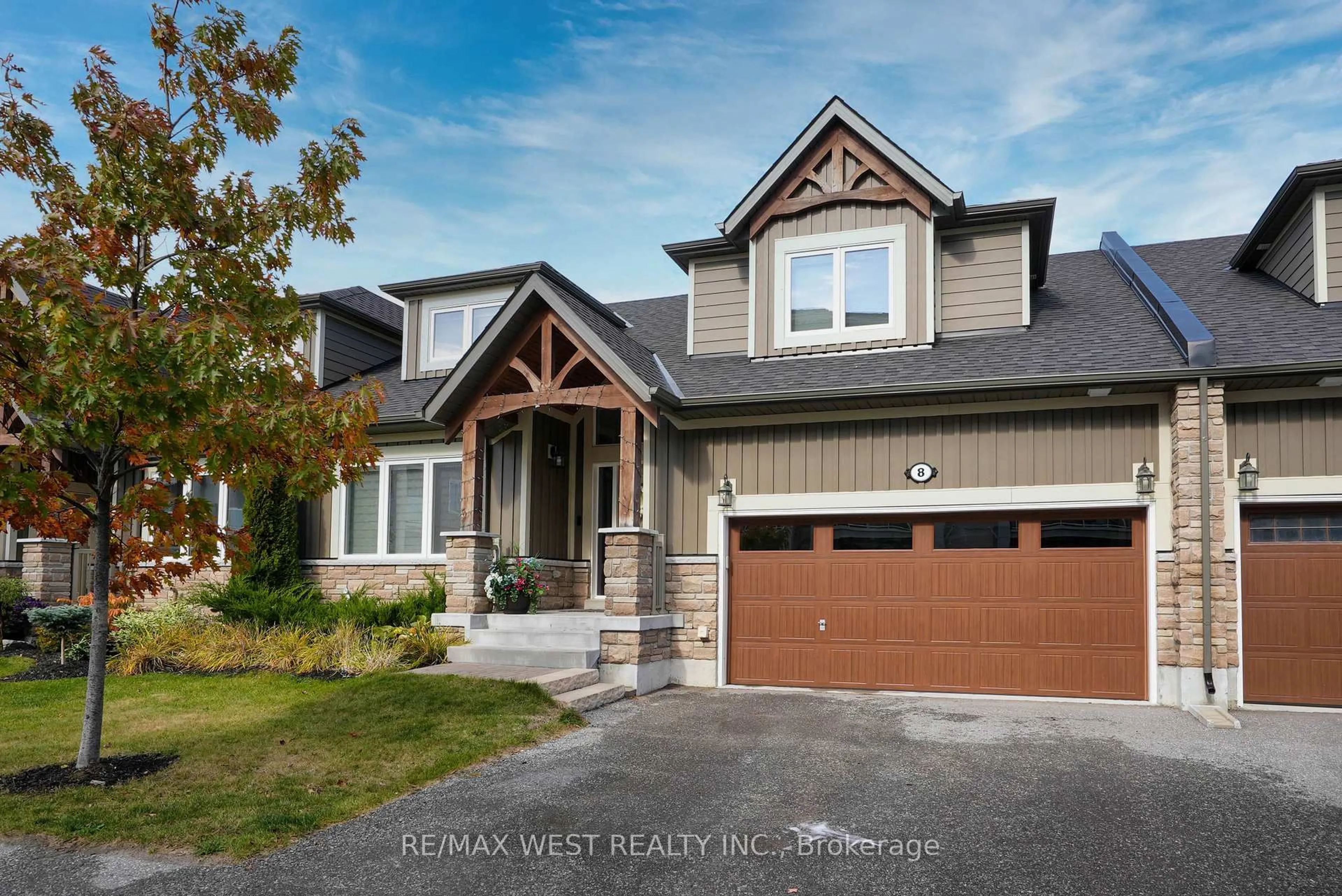 Home with vinyl exterior material, street for 8 Spooner Cres, Collingwood Ontario L9Y 1T3