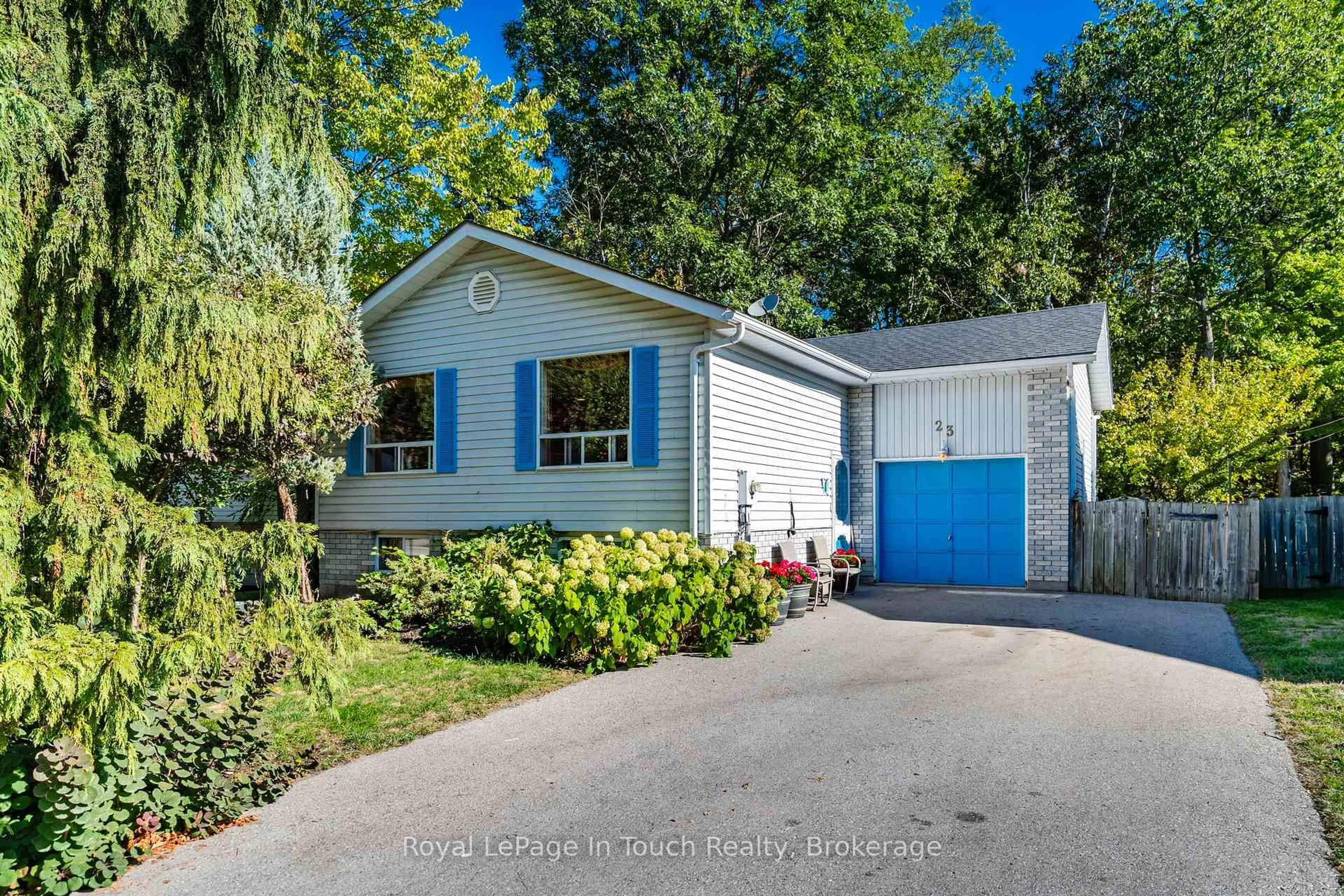 Home with vinyl exterior material, street for 23 Caribbean Dr, Wasaga Beach Ontario L9Z 2W3
