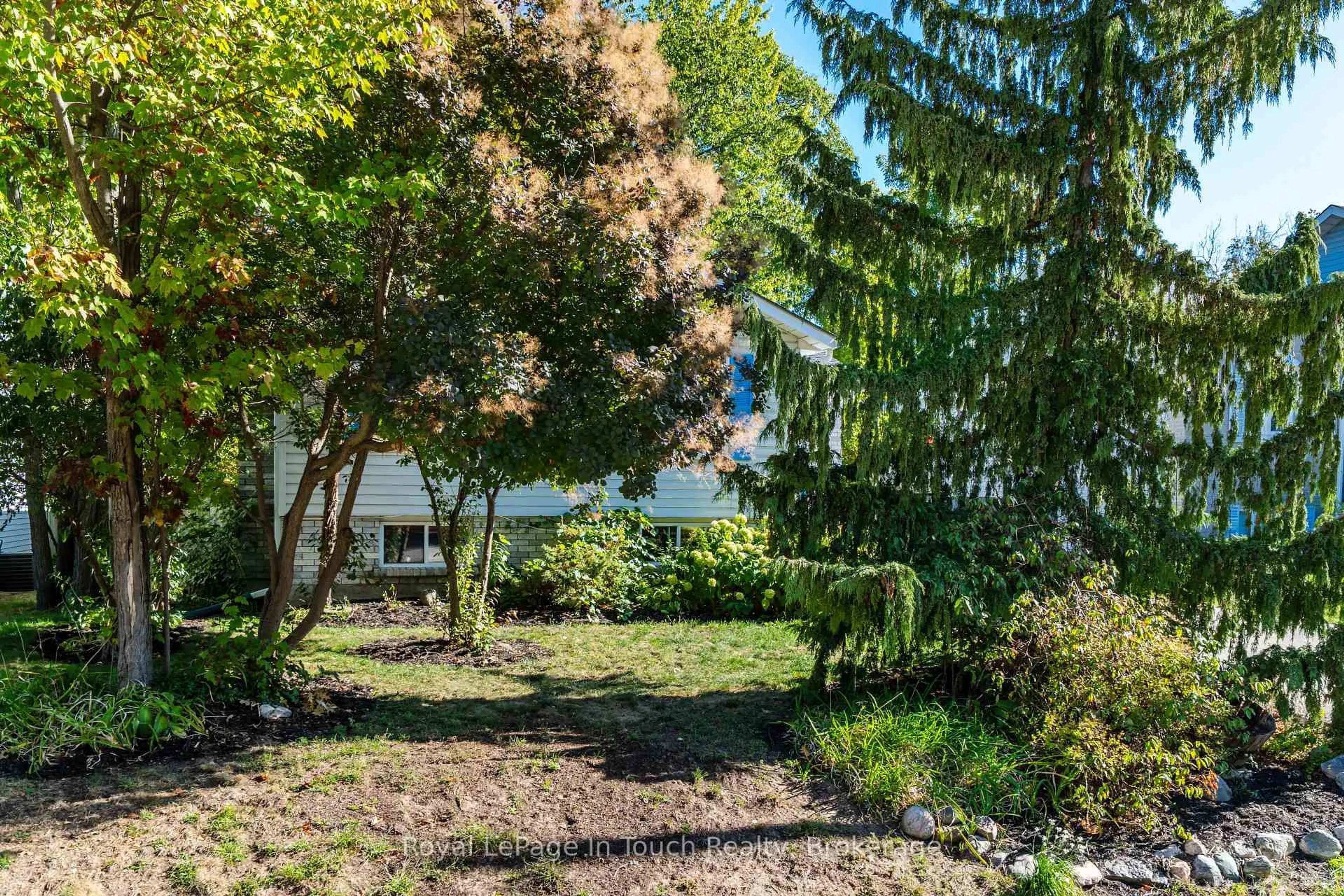A pic from outside/outdoor area/front of a property/back of a property/a pic from drone, street for 23 Caribbean Dr, Wasaga Beach Ontario L9Z 2W3